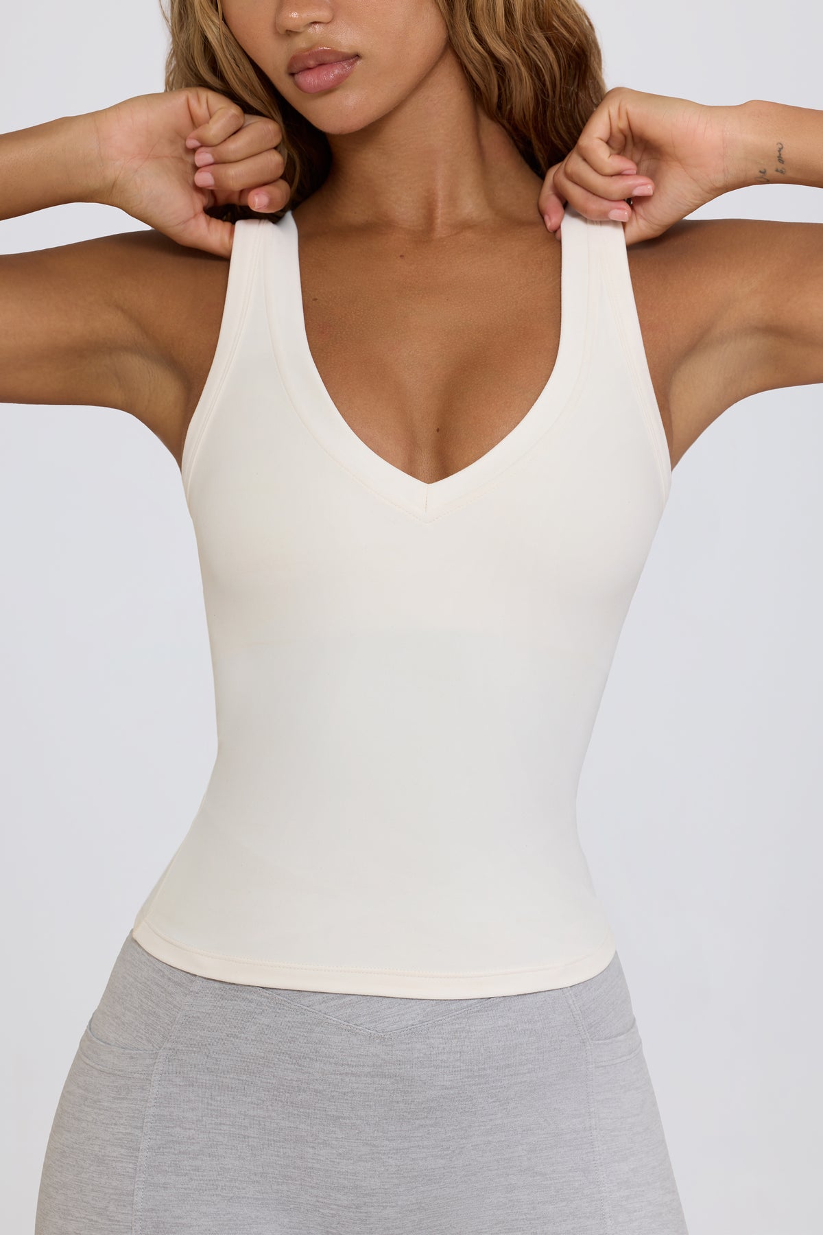 ⁣⁢Soft Active Tanktop mit V-Ausschnitt in Weiß⁤⁣