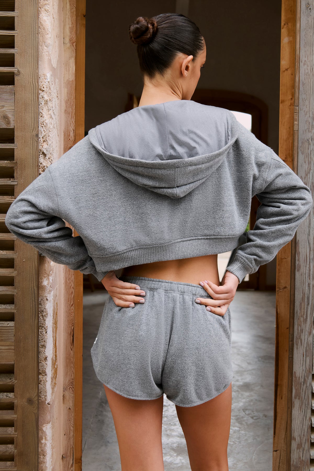 ⁣⁢Cropped-Hoodie aus Baumwollfrottee mit Reißverschluss in Dunkelgrau⁤⁣