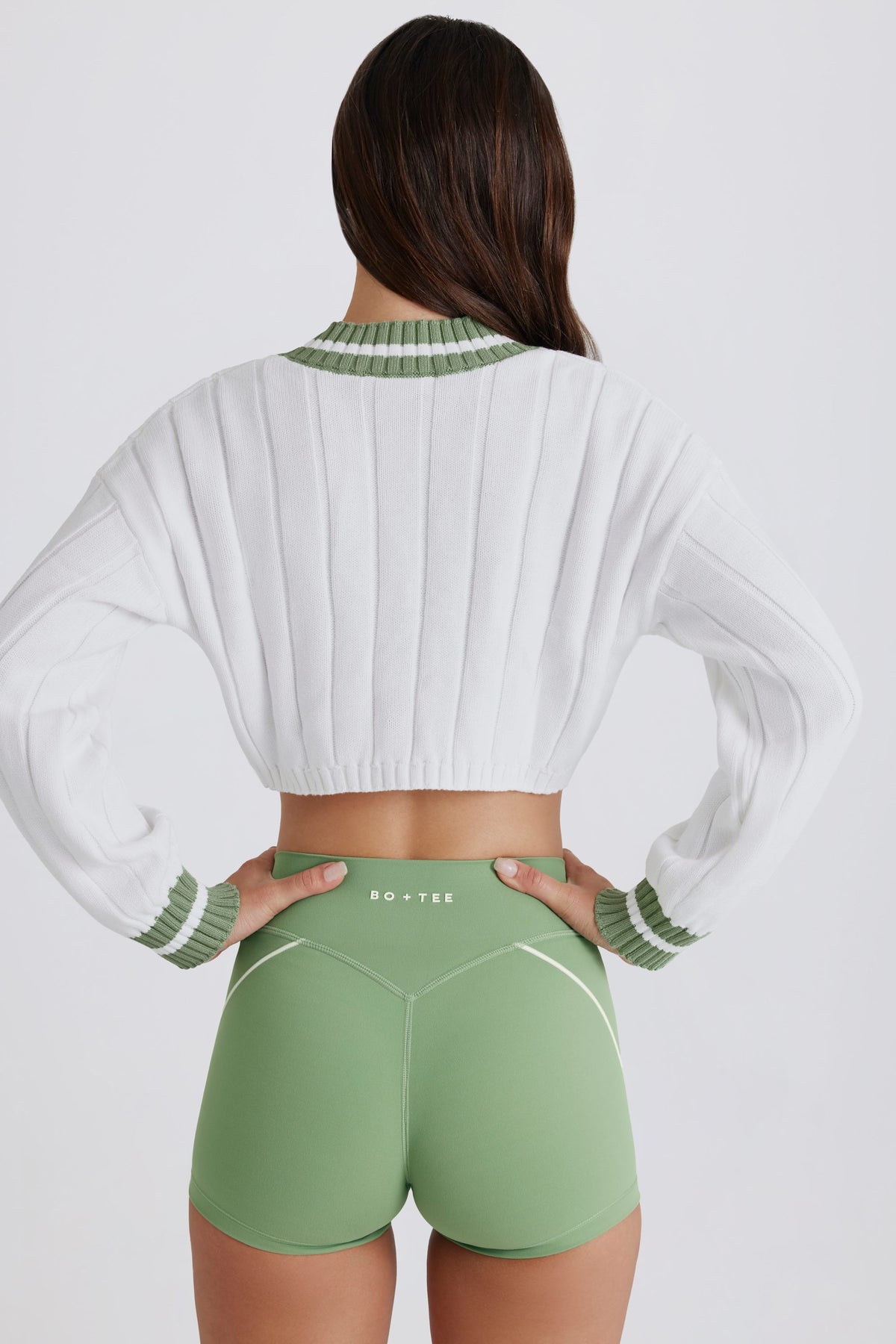 ⁣⁢Cropped-Zopfstrickpullover aus Baumwolle in Grün-Elfenbein⁤⁣