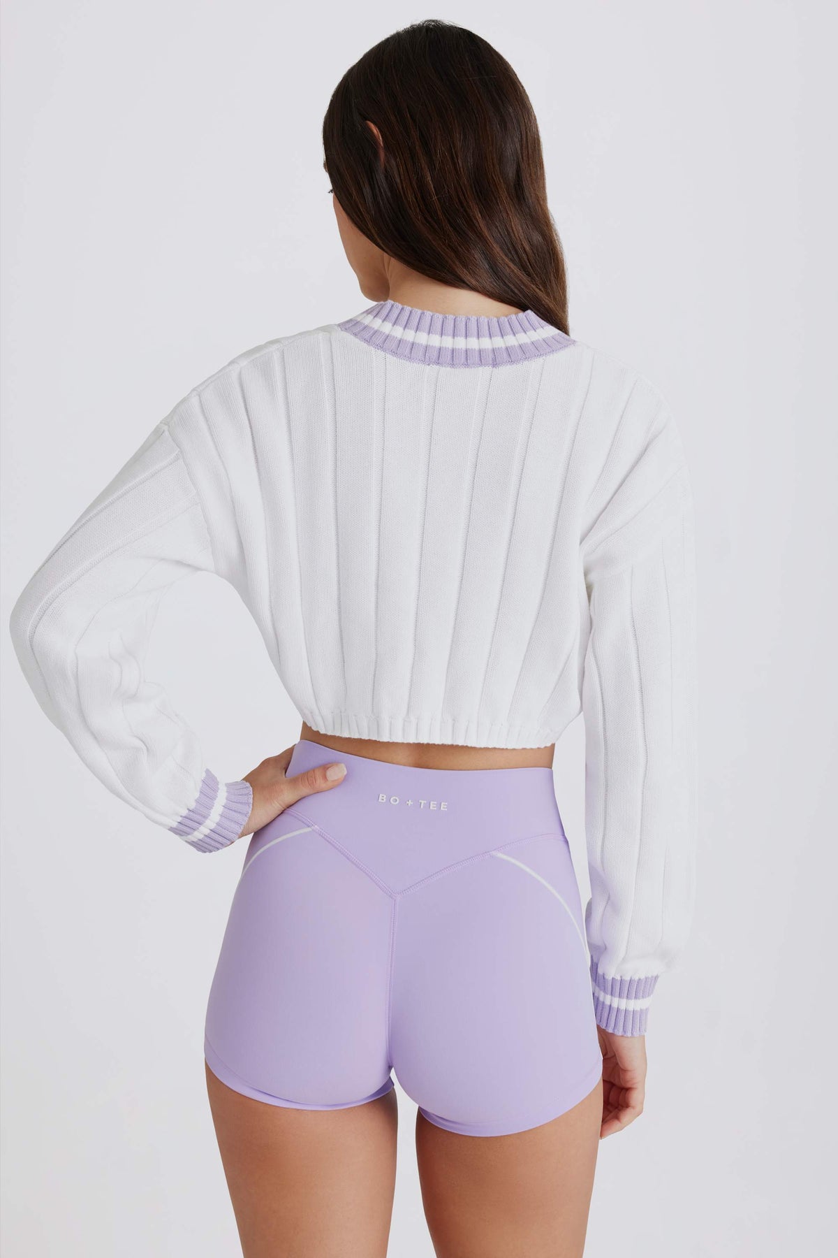 ⁣⁢Cropped-Zopfstrickpullover aus Baumwolle in Flieder-Elfenbein⁤⁣