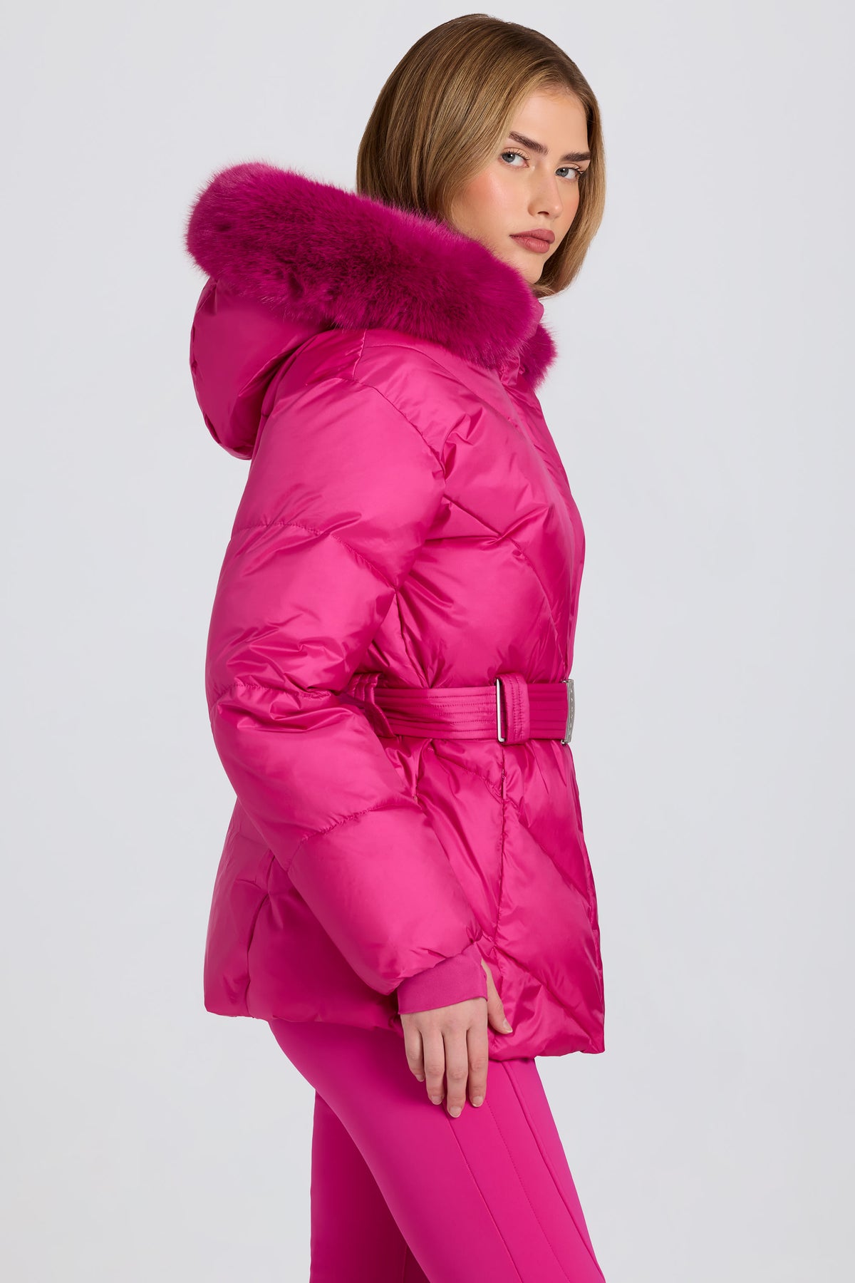⁣⁢Wasserdichte Skijacke mit Kunstpelz-Kapuze in Magenta-Pink⁤⁣