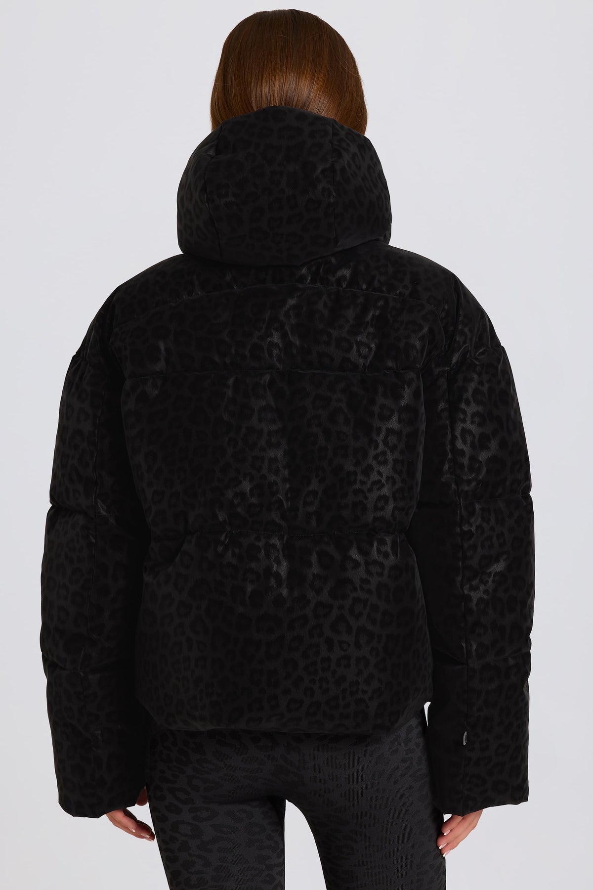 ⁣⁢Wasserdichte, übergroße Cropped-Skijacke mit Leopardenmuster in Schwarz⁤⁣ - 2