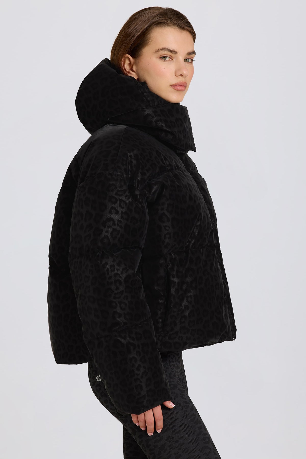 ⁣⁢Wasserdichte Oversized-Cropped-Skijacke im schwarzen Leopardenmuster⁤⁣