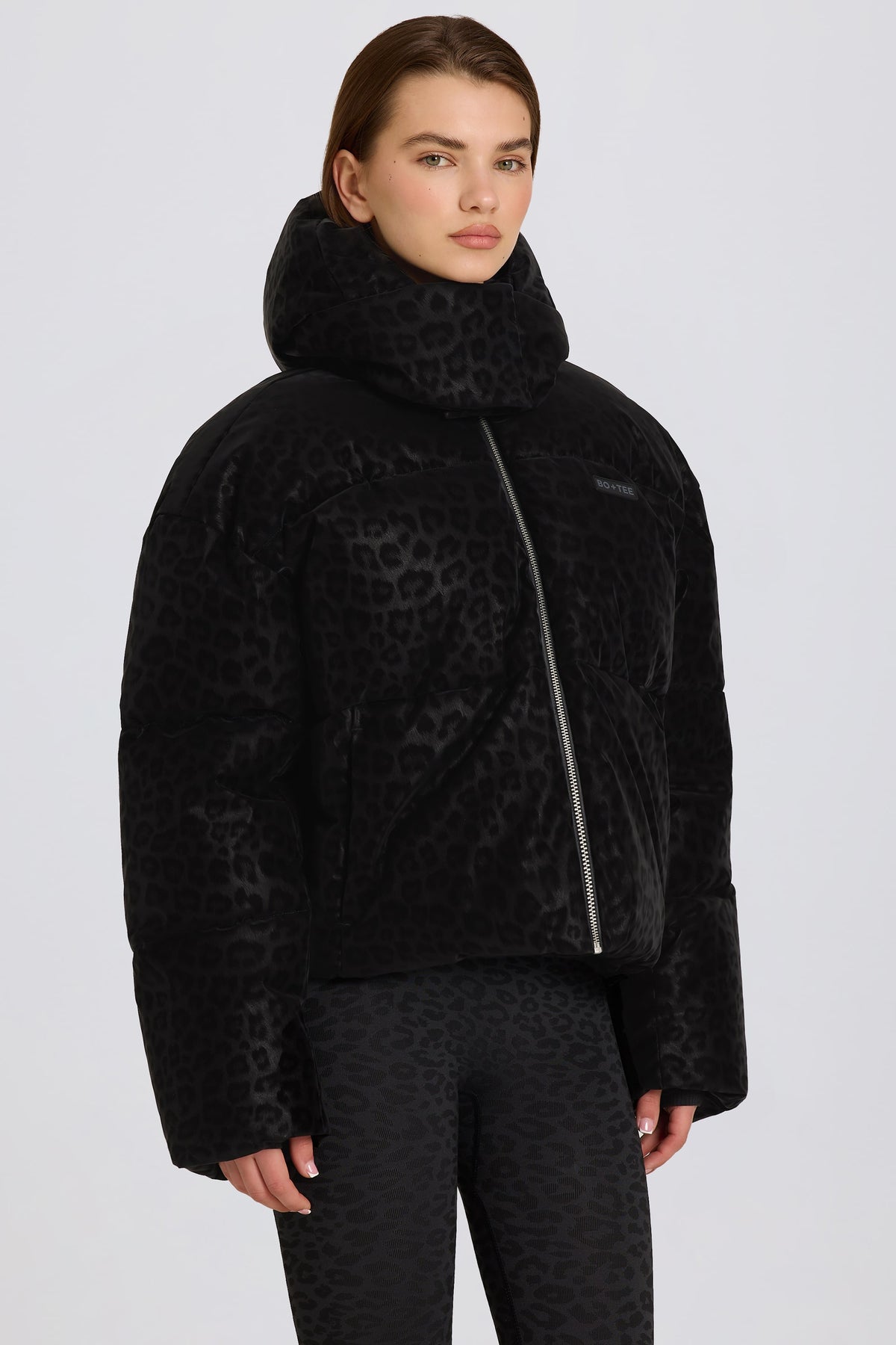 ⁣⁢Wasserdichte Oversized-Cropped-Skijacke im schwarzen Leopardenmuster⁤⁣