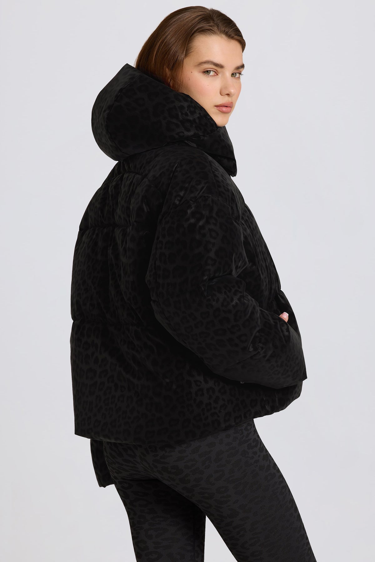 ⁣⁢Wasserdichte Oversized-Cropped-Skijacke im schwarzen Leopardenmuster⁤⁣