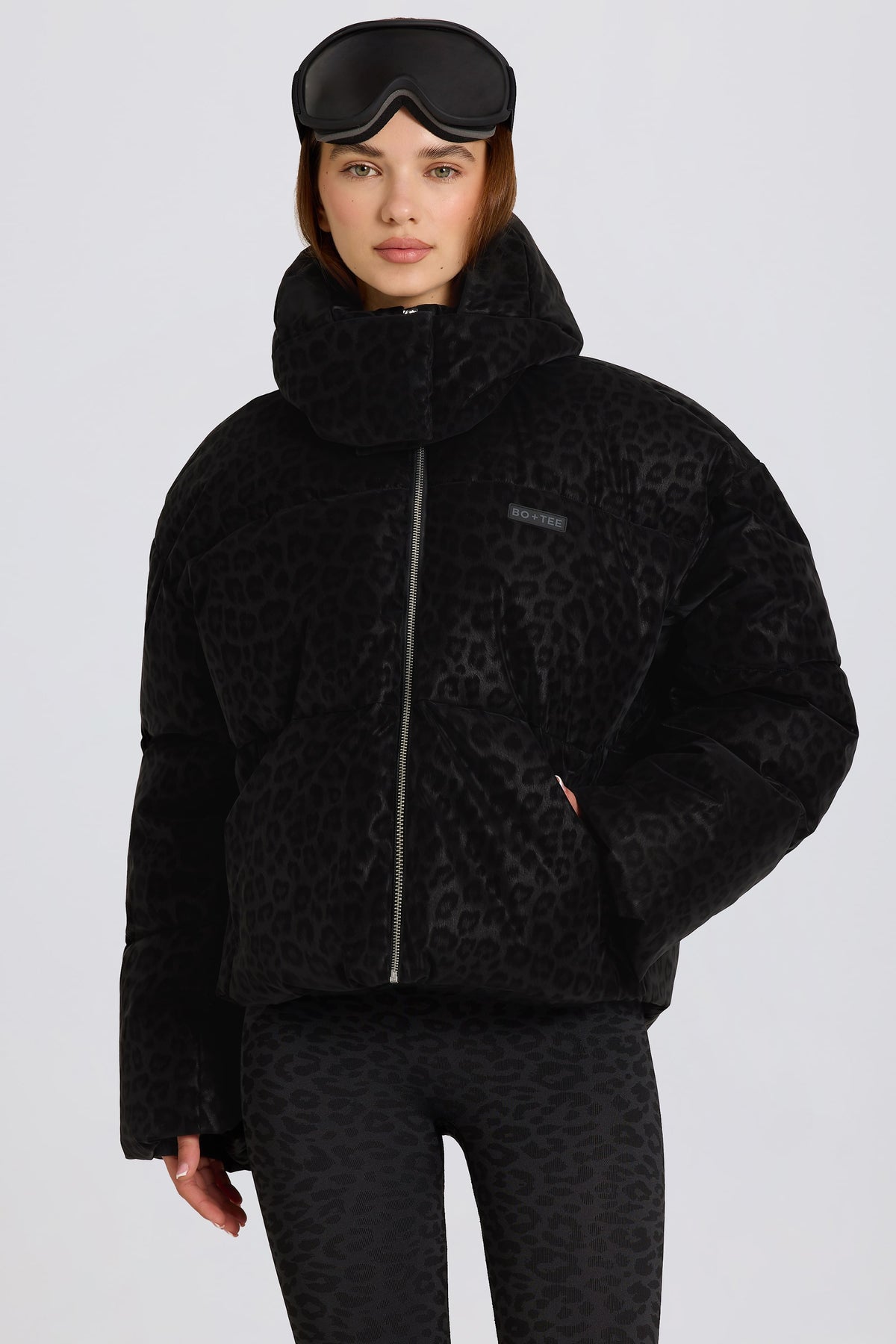 ⁣⁢Wasserdichte, übergroße Cropped-Skijacke mit Leopardenmuster in Schwarz⁤⁣ - 1