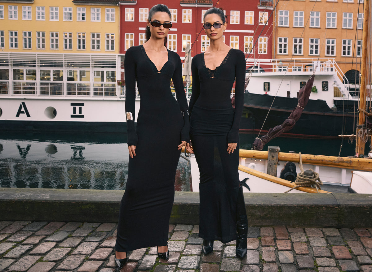 ⁣⁢Rippstrick Modal Langarm Maxikleid mit tiefem Ausschnitt in Schwarz⁤⁣ - 1