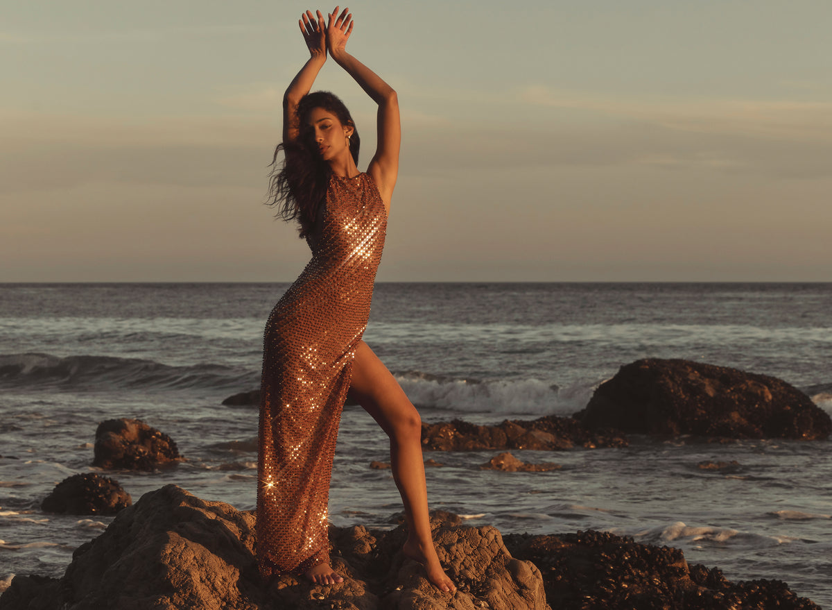 ⁣⁢Maxikleid mit Verzierungen in Bronze⁤⁣ - 1