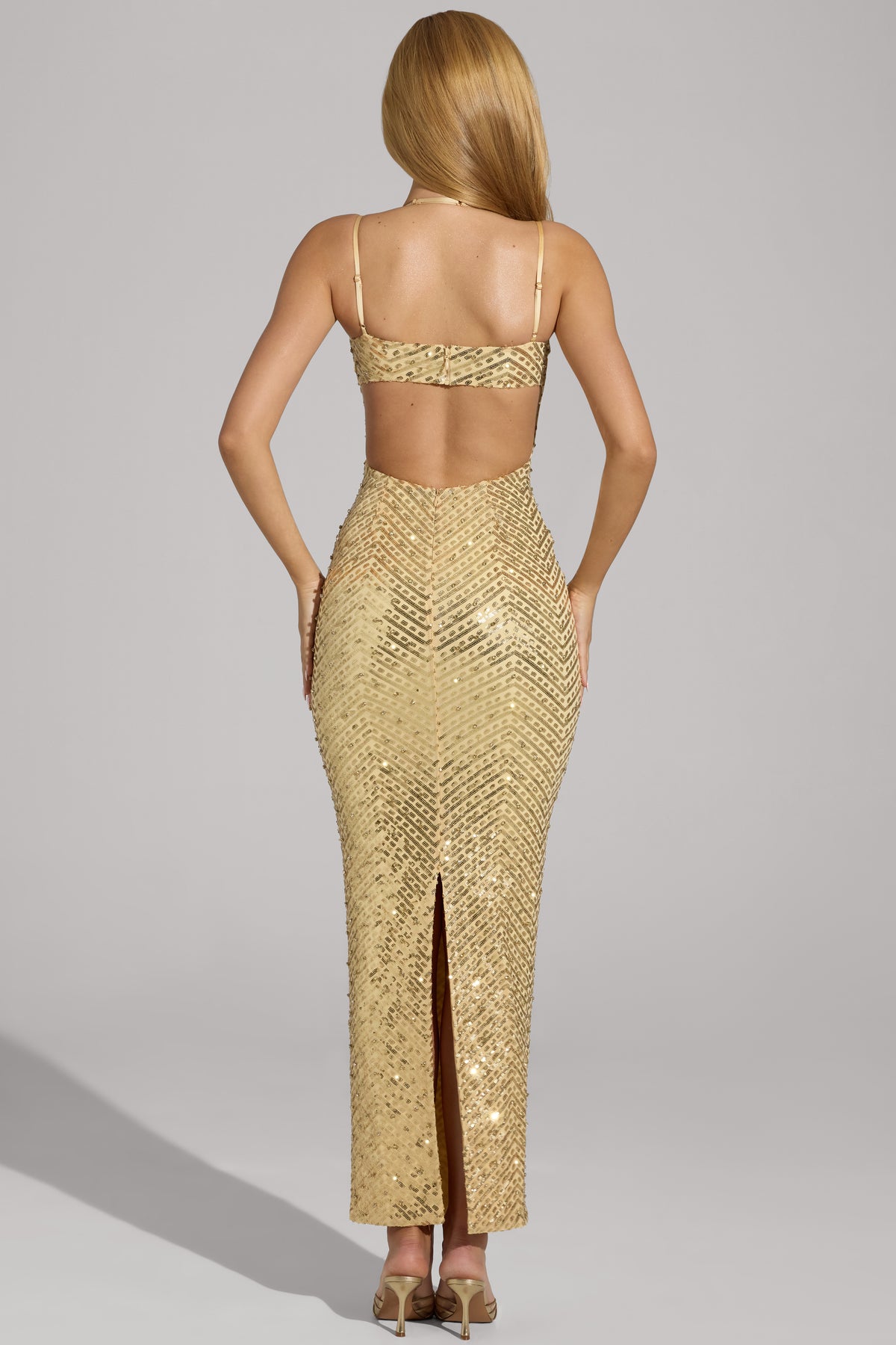 ⁣⁢Verziertes Maxikleid mit Wasserfallausschnitt in Gold⁤⁣