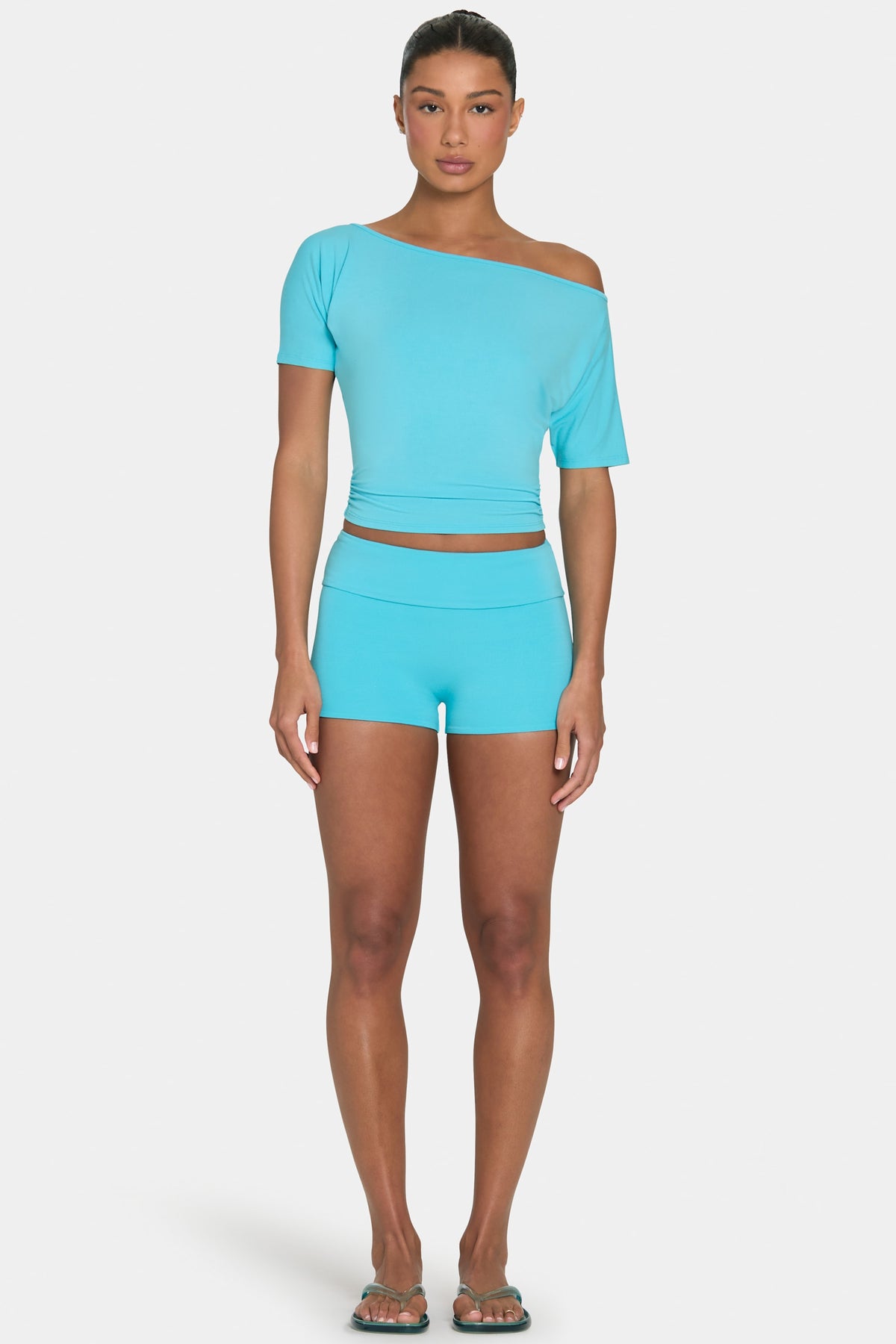 ⁣⁢ButterCloud™ Minishorts mit Umschlagbund in Aqua⁤⁣