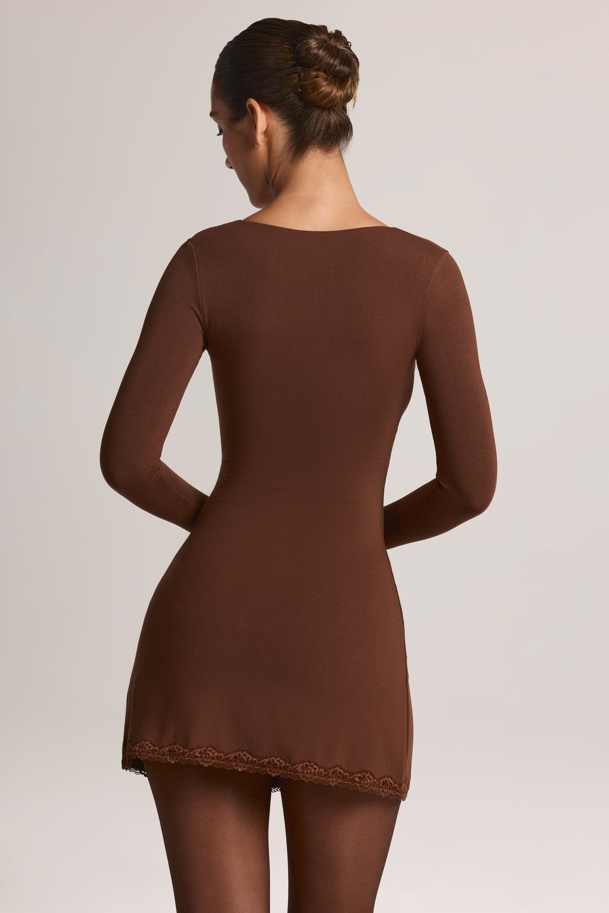⁣⁢Minikleid aus Modal mit Spitzenbesatz, langen Ärmeln in Cocoa Brown⁤⁣ - 2