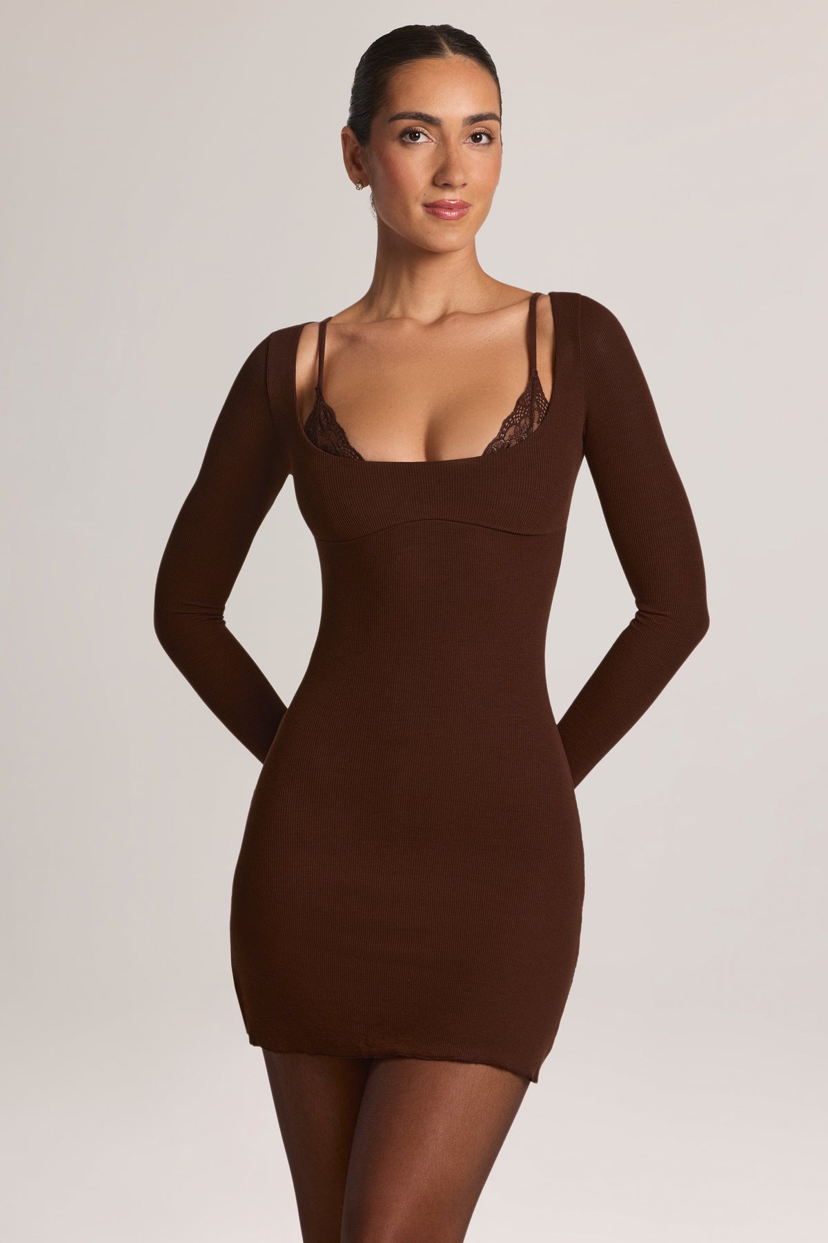 ⁣⁢Modal-Langarm-Minikleid mit Peekaboo-Spitze in Schokoladenbraun⁤⁣