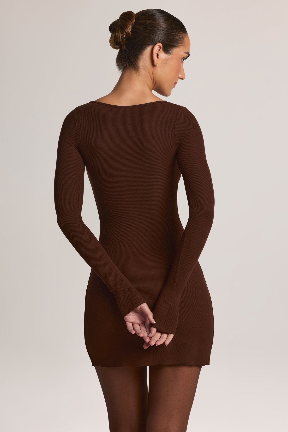 ⁣⁢Modal-Langarm-Minikleid mit Peekabo-Spitze in Schokoladenbraun⁤⁣ - 2