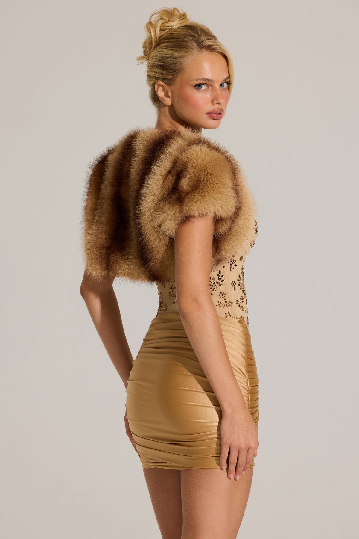 ⁣⁢Kurzer Bolero mit Kunstfell und kurzen Ärmeln in Mink⁤⁣ - 2