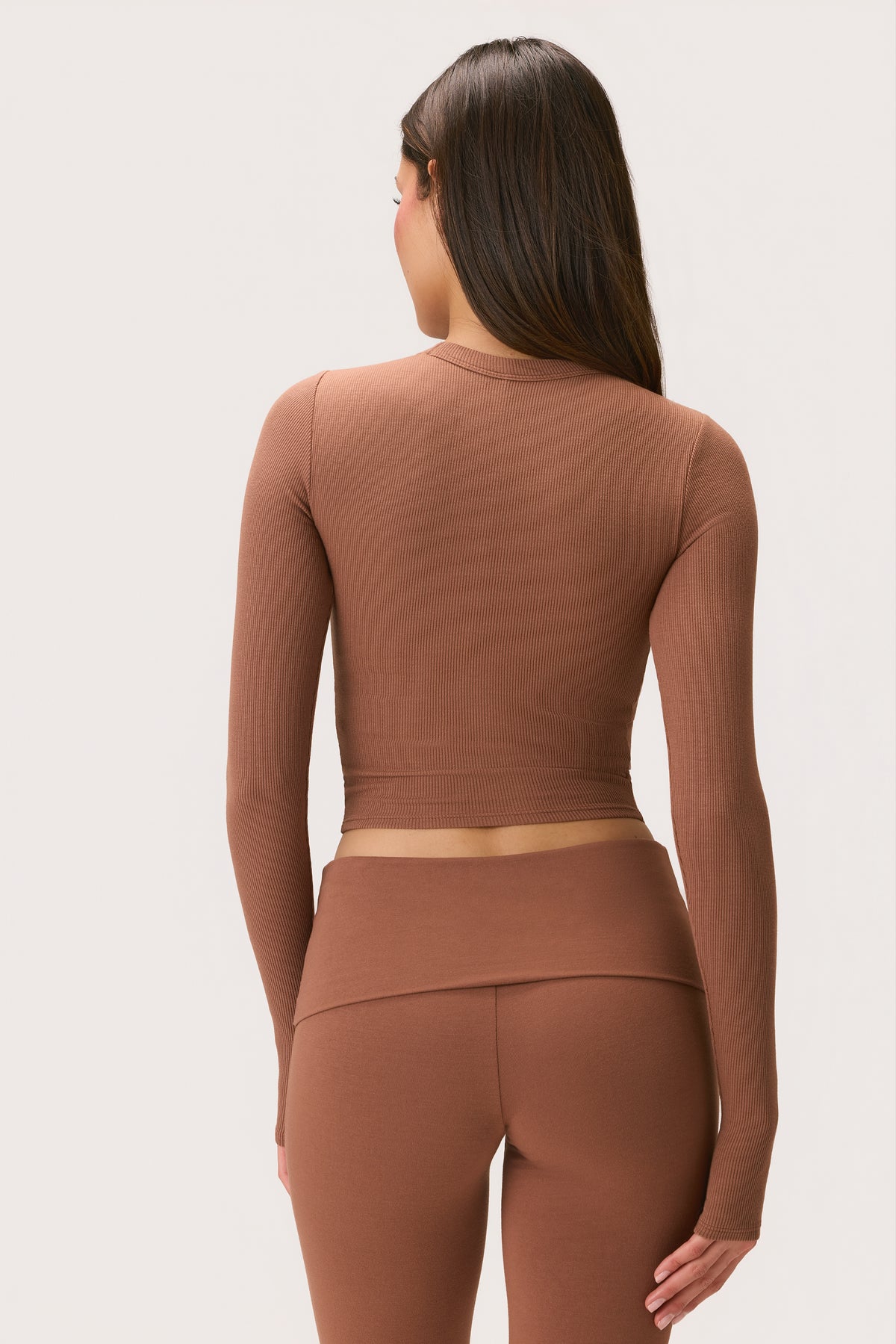 ⁣⁢ButterCloud™ Langarm-Crop-Top in Cocoa⁤⁣ - 2