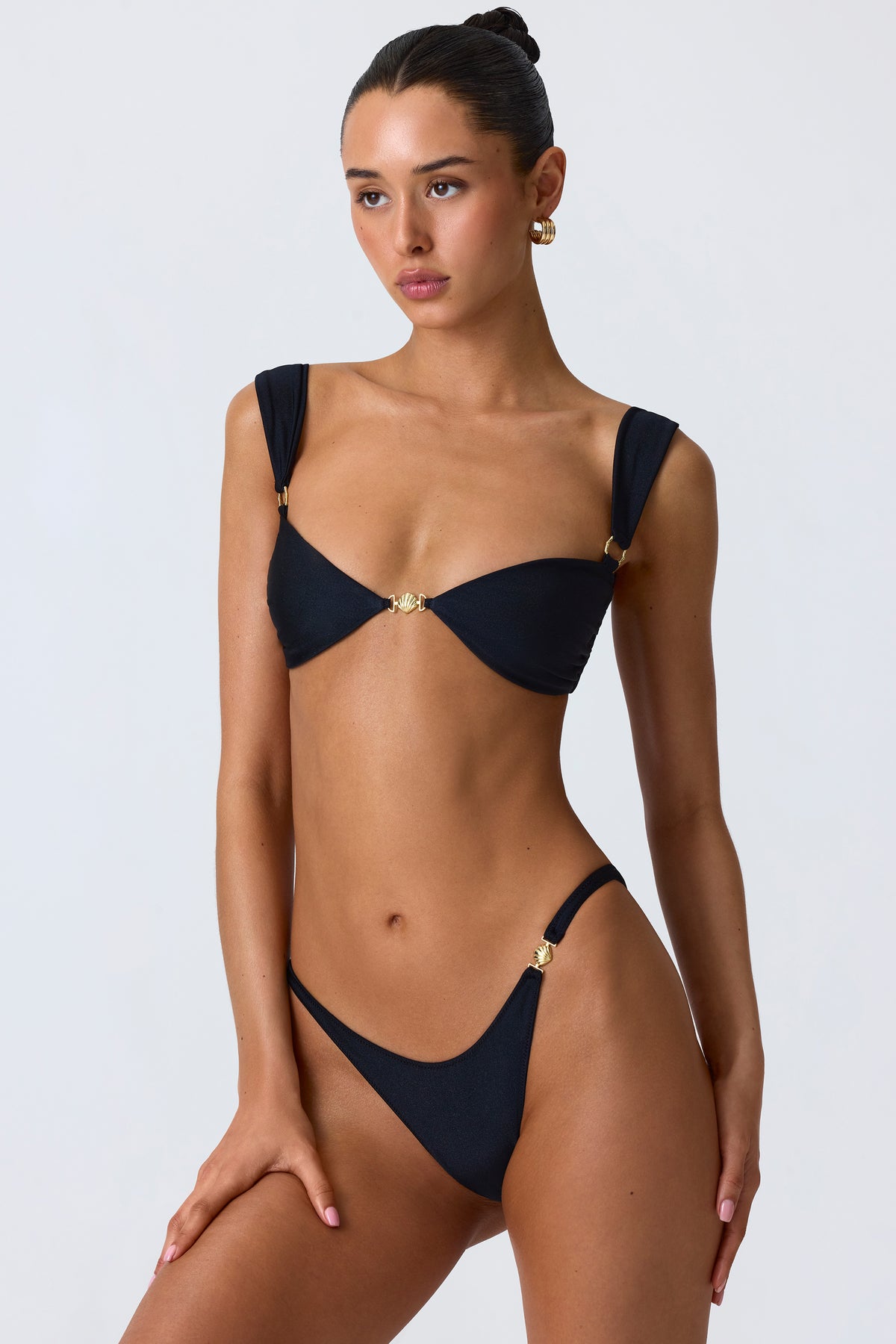 ⁣⁢Verzierte Cheeky-Bikinihose in Schwarz⁤⁣