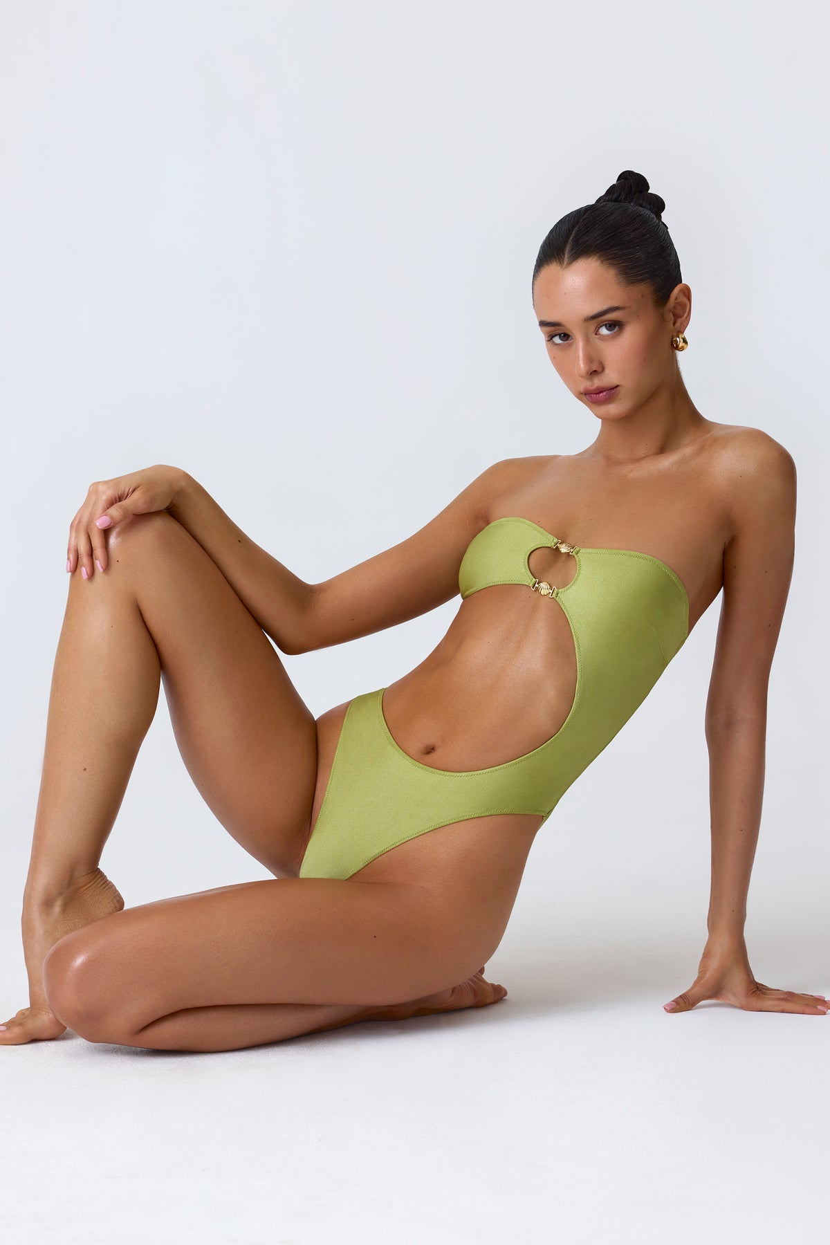 ⁣⁢Bandeau-Badeanzug mit Perlenbesatz und Cut-Out in Pear Green⁤⁣ - 1