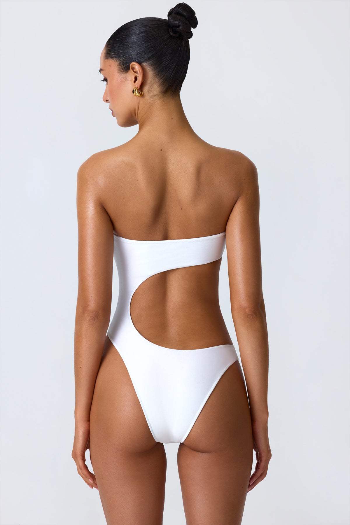 ⁣⁢Mit Perlen verzierter Cut-Out Bandeau-Badeanzug in Weiß⁤⁣ - 2