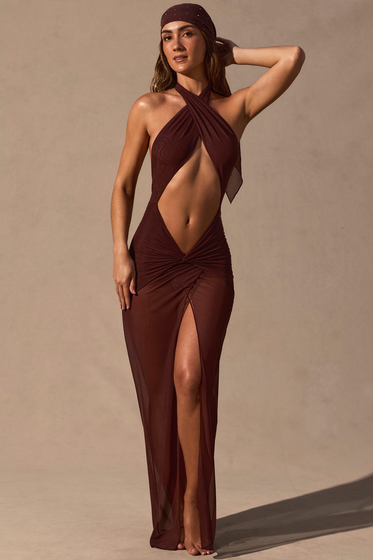 ⁣⁢Neckholder-Maxikleid mit Cut-out in Espresso Brown⁤⁣ - 1