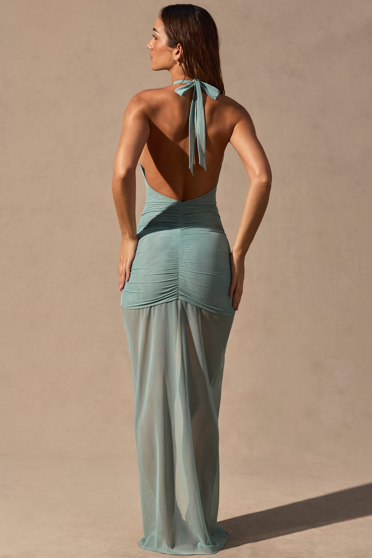 ⁣⁢Cut-out-Maxikleid mit Neckholder in Salbeigrün⁤⁣