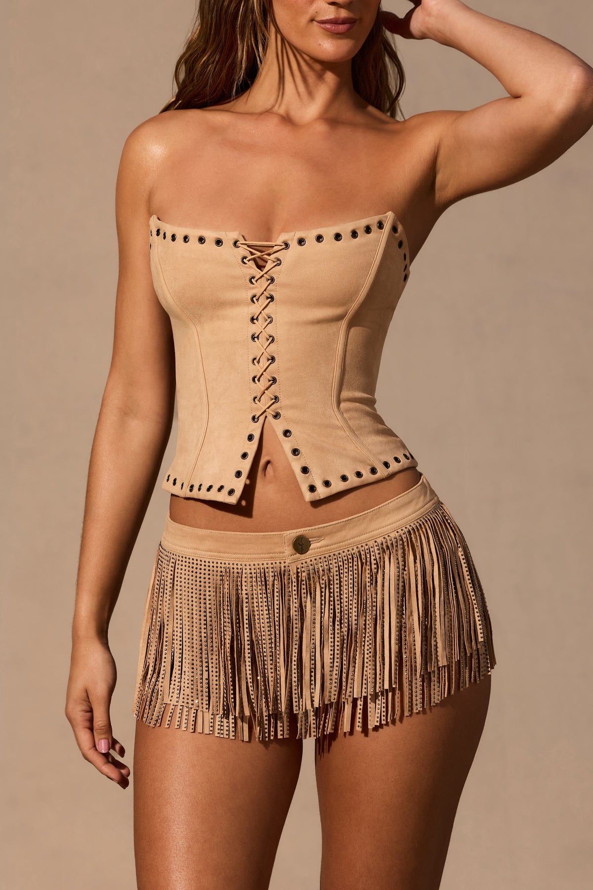 ⁣⁢Low-Rise-Minishorts mit Fransen in Tan⁤⁣ - 2