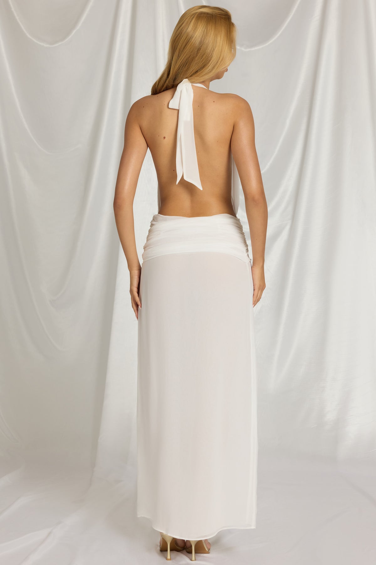⁣⁢Neckholder-Maxikleid in Weiß⁤⁣