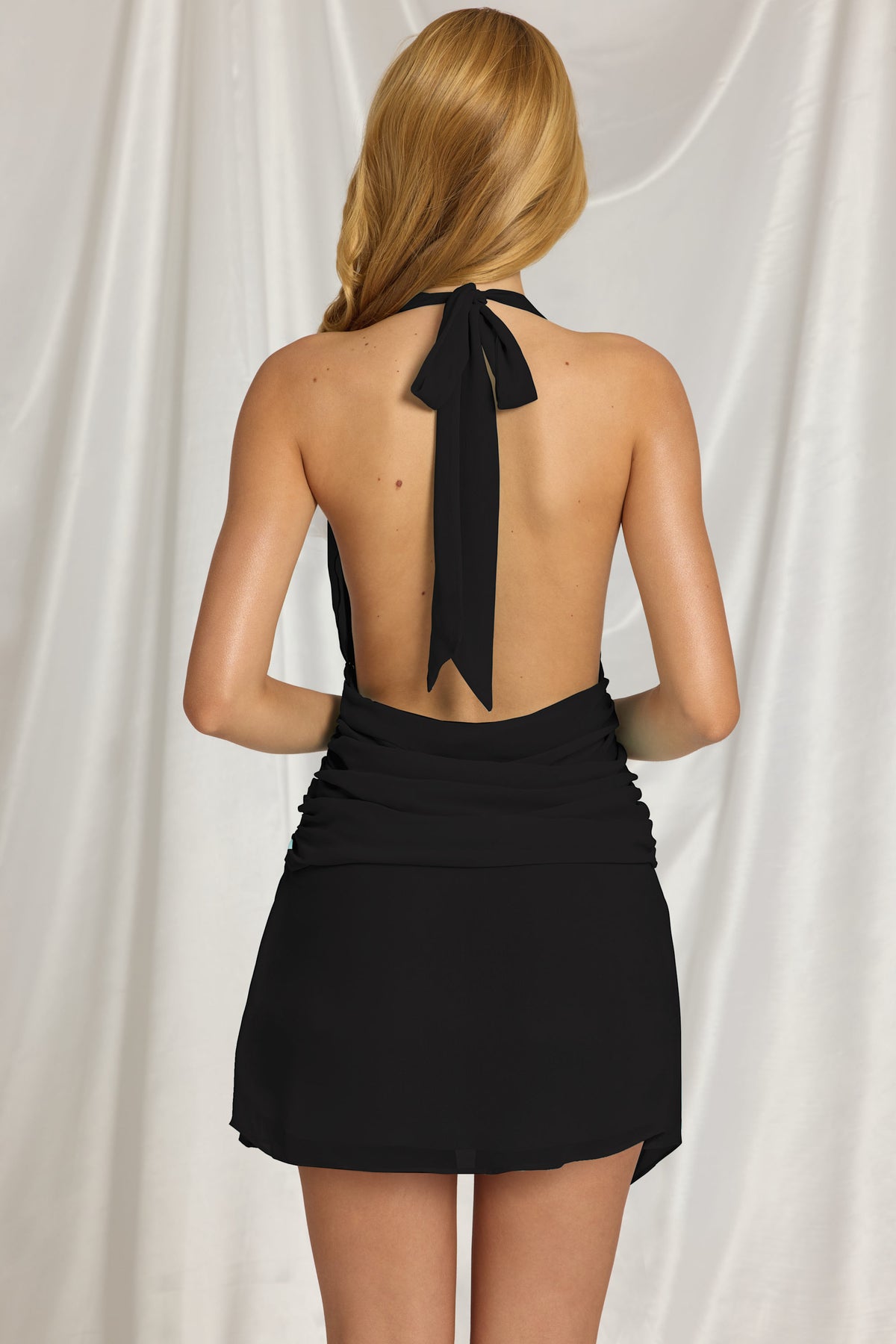 ⁣⁢Neckholder-Minikleid in Schwarz⁤⁣
