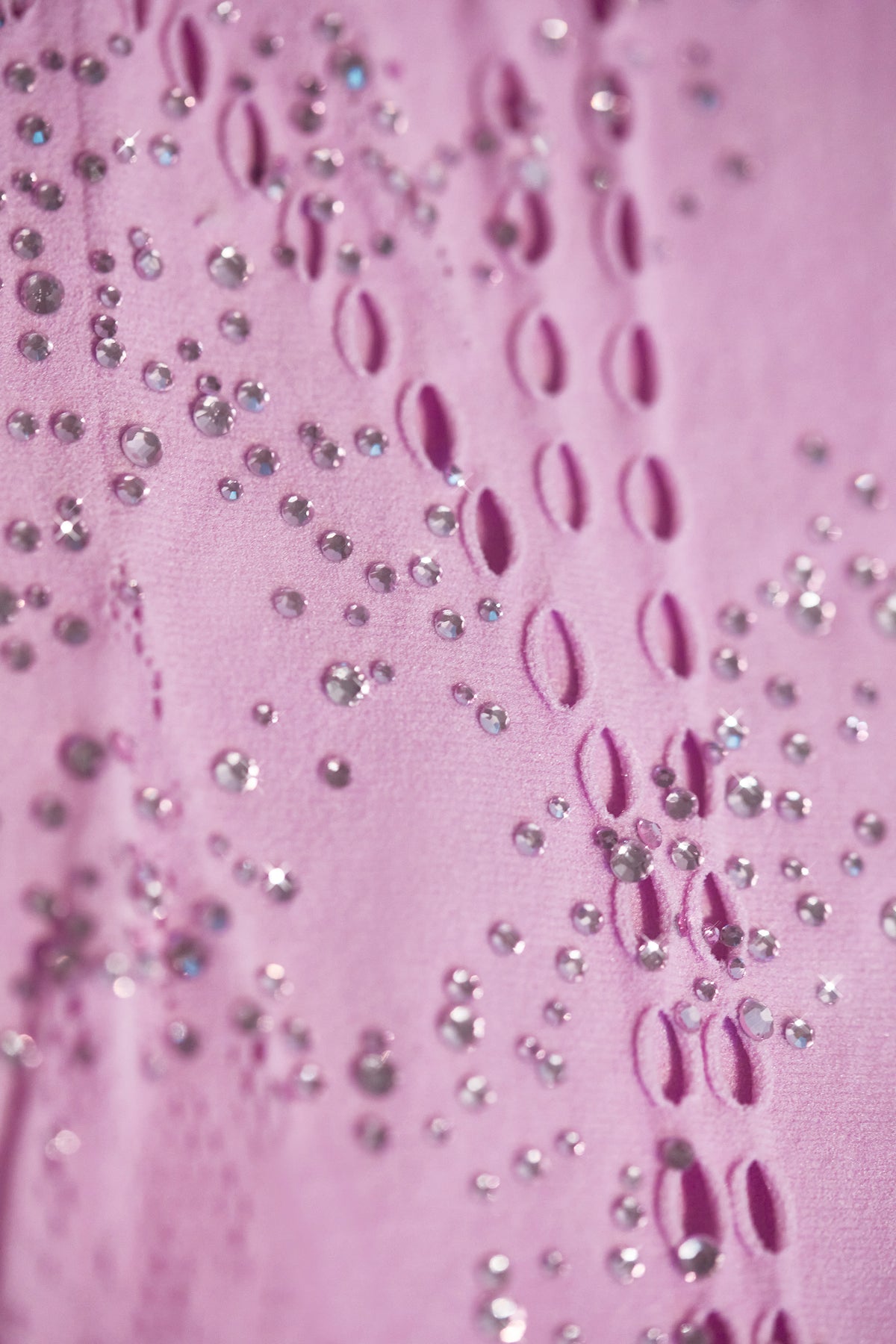 ⁣⁢Verziertes Neckholder-Minikleid in Violettrosa⁤⁣