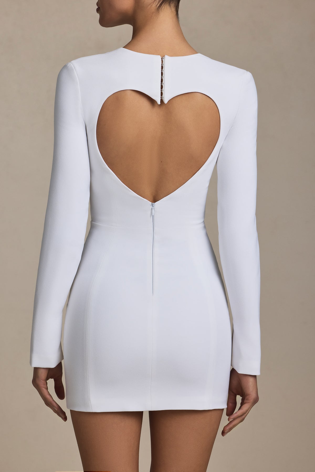 ⁣⁢Cut-Out Bodycon-Minikleid mit Herz-Detail in Weiß⁤⁣