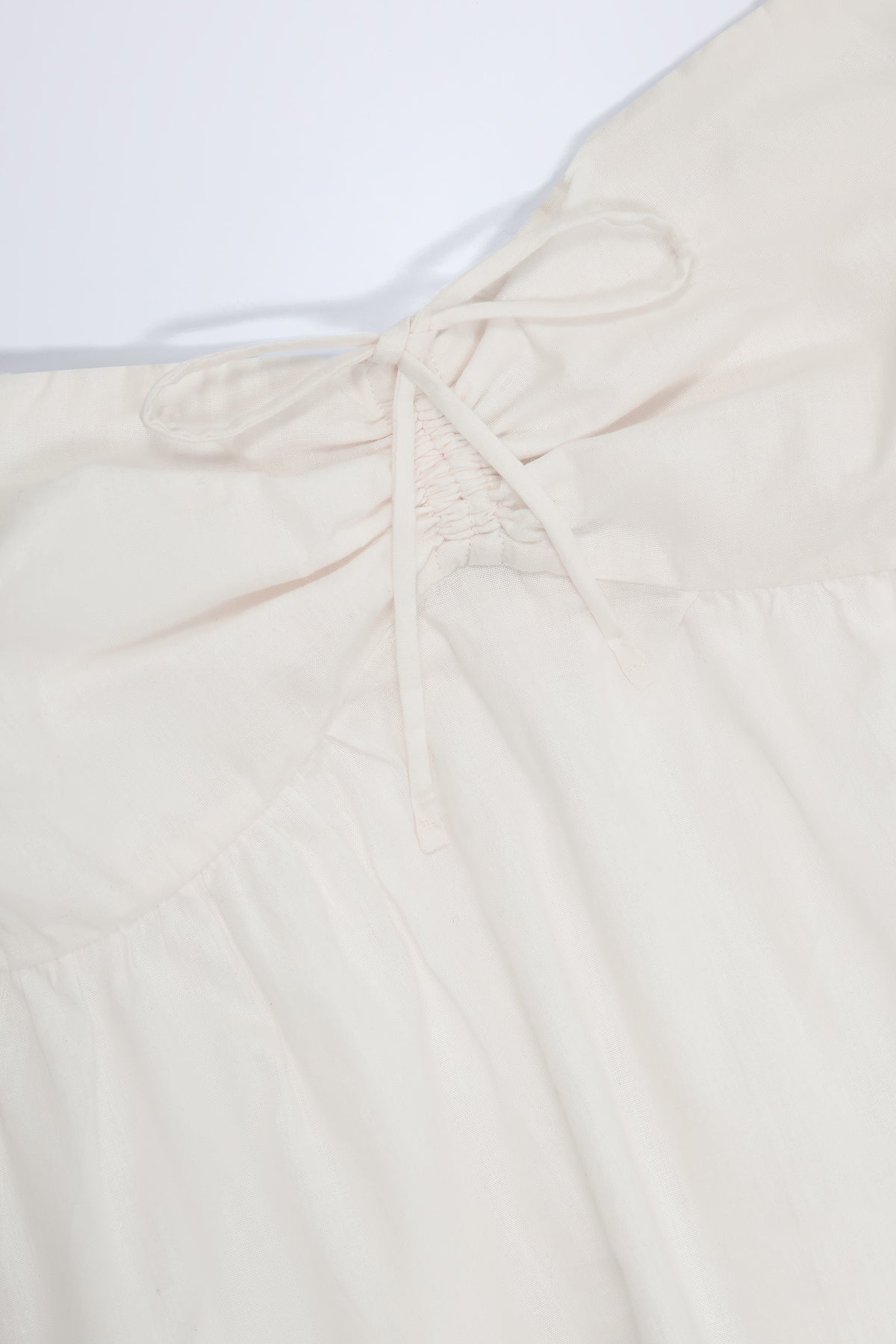 ⁣⁢Trägerloses Baumwoll-Popeline-Crop-Top mit Bindeband vorne in Weiß⁤⁣