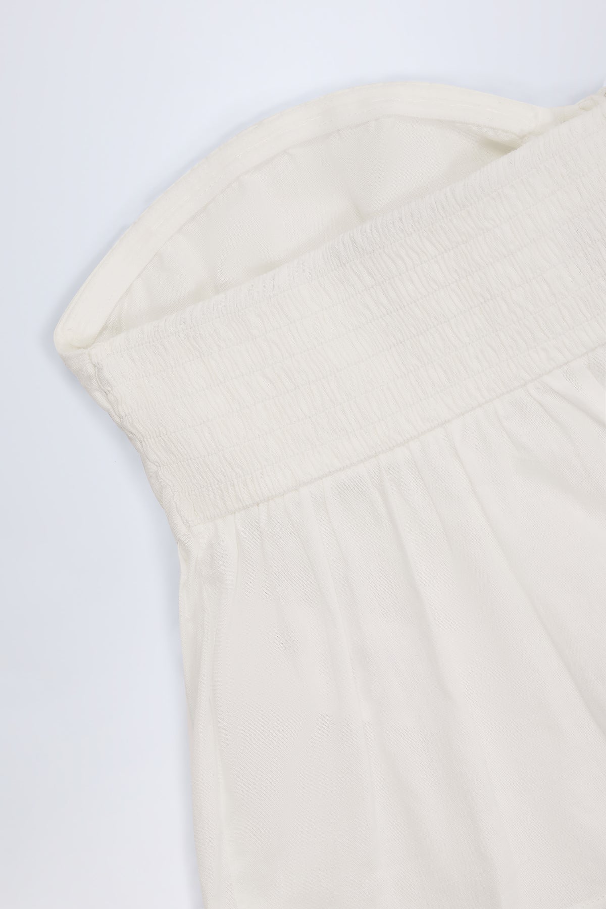 ⁣⁢Trägerloses Baumwoll-Popeline-Crop-Top mit Bindeband vorne in Weiß⁤⁣