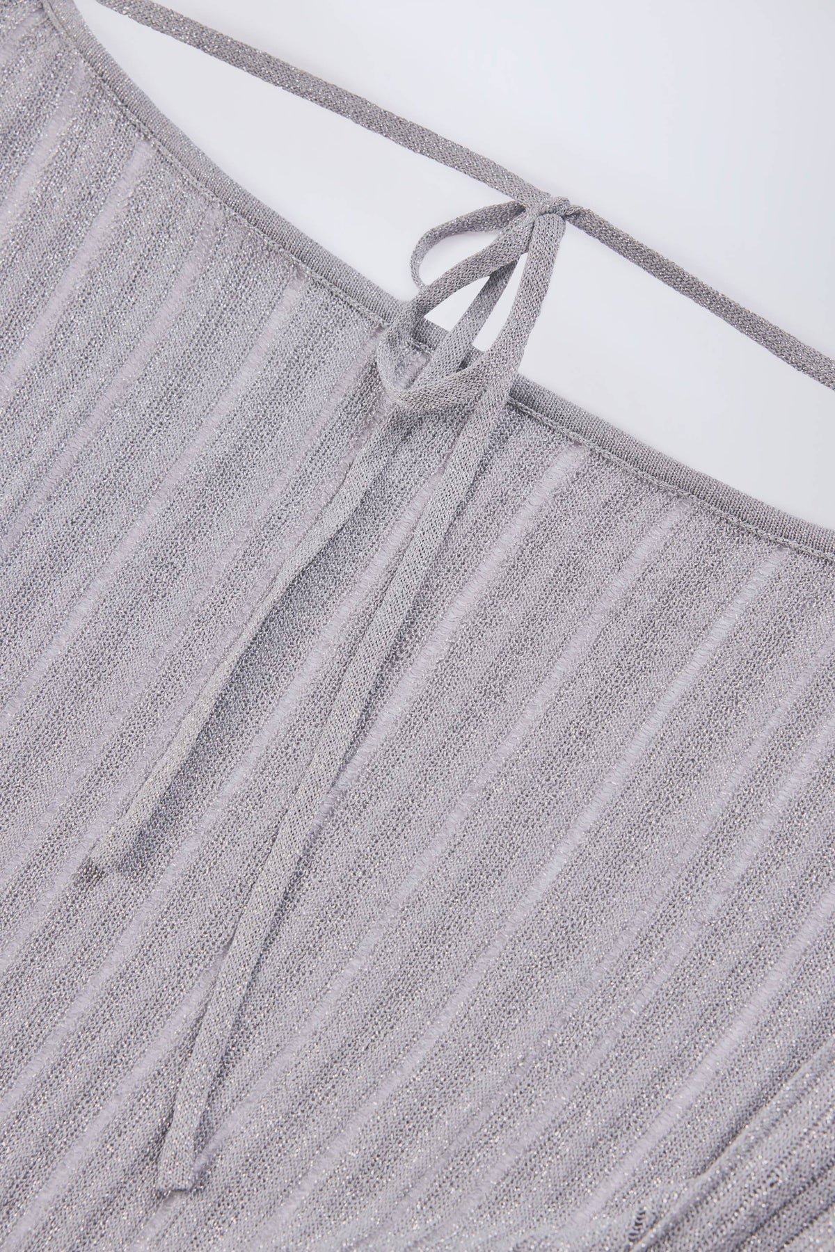 ⁣⁢Rückenfreies Minikleid mit Fledermausärmeln in Silber⁤⁣