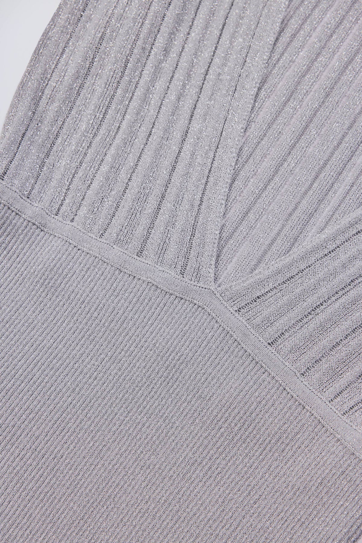 ⁣⁢Rückenfreies Minikleid mit Fledermausärmeln in Silber⁤⁣