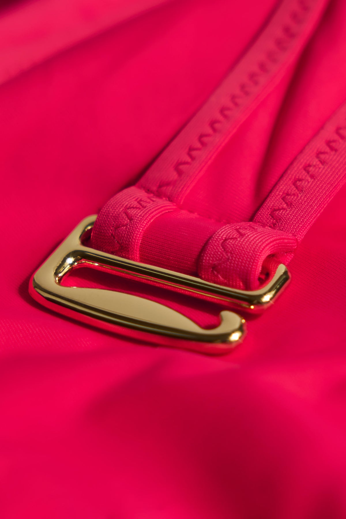 ⁣⁢Mehrlagiger Metallic-Badeanzug in Fuchsia⁤⁣