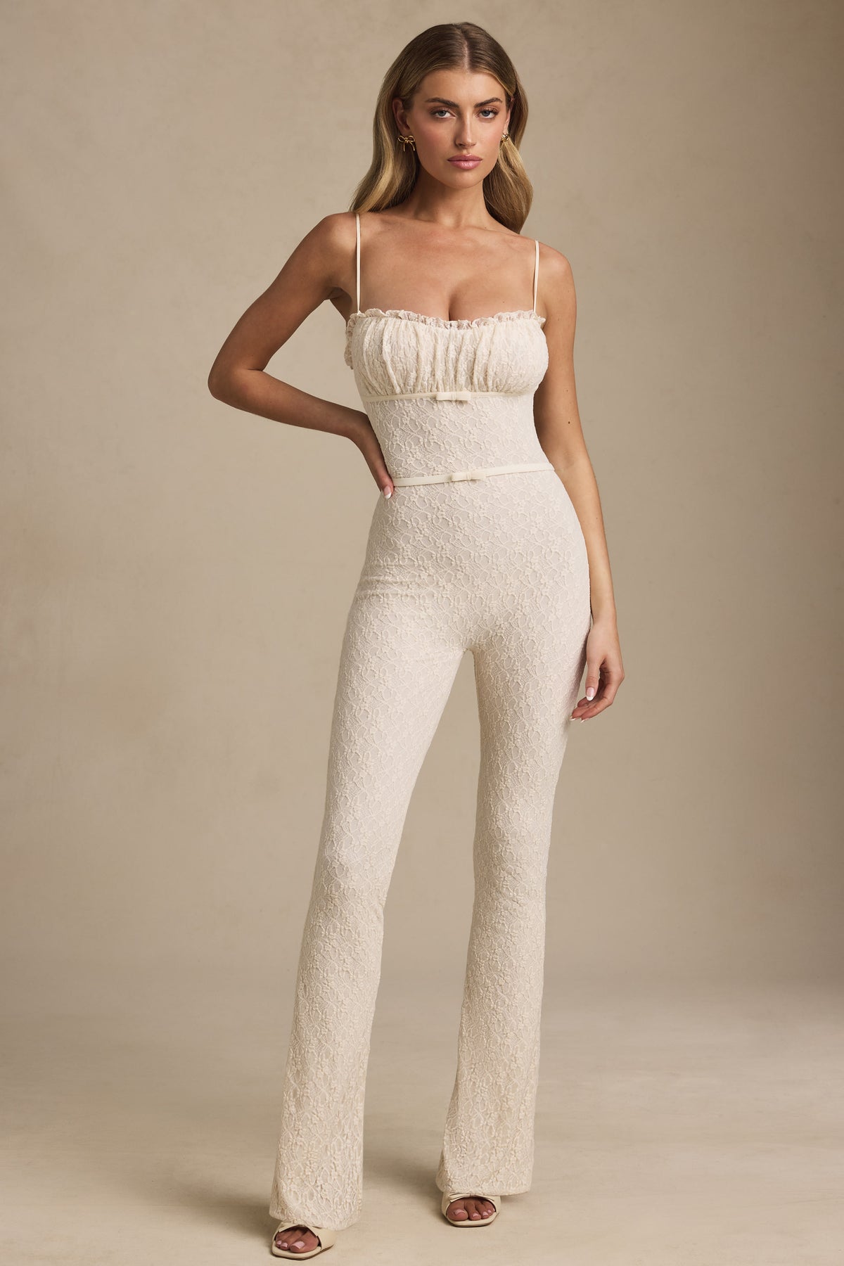 ⁣⁢Spitzen-Jumpsuit mit ausgestelltem Bein und Schleifendetail in Elfenbein⁤⁣