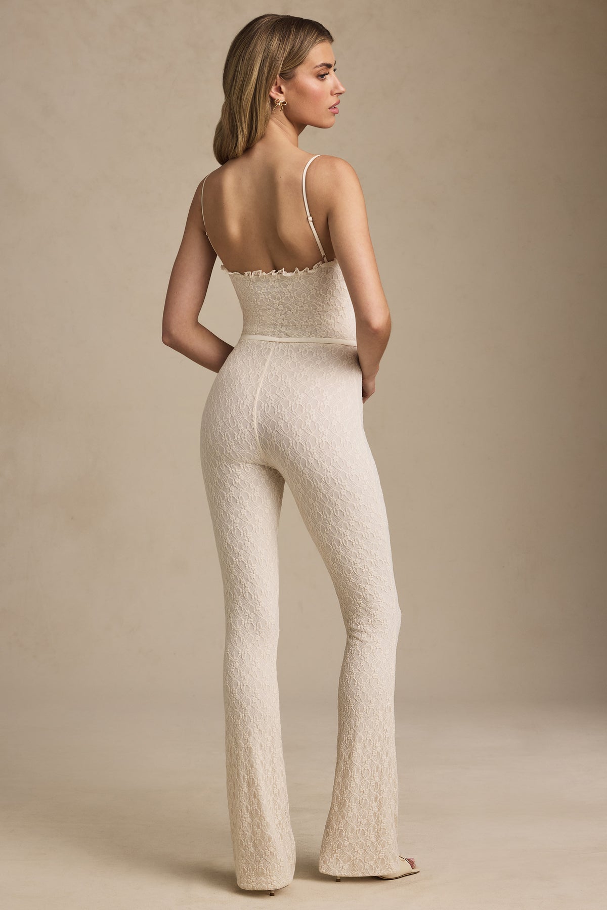 ⁣⁢Spitzen-Jumpsuit mit ausgestelltem Bein und Schleifendetail in Elfenbein⁤⁣
