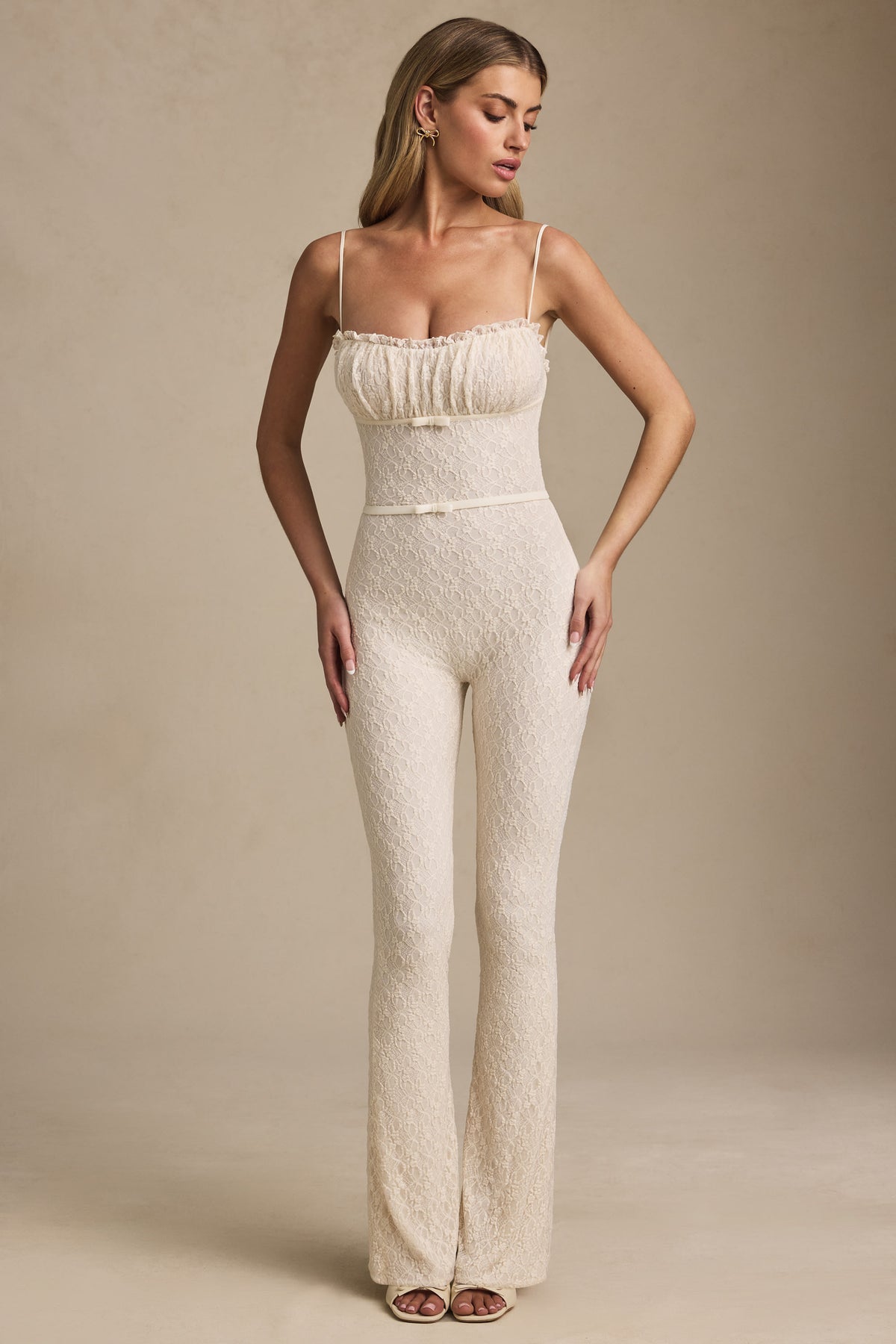 ⁣⁢Spitzen-Jumpsuit mit ausgestelltem Bein und Schleifendetail in Elfenbein⁤⁣