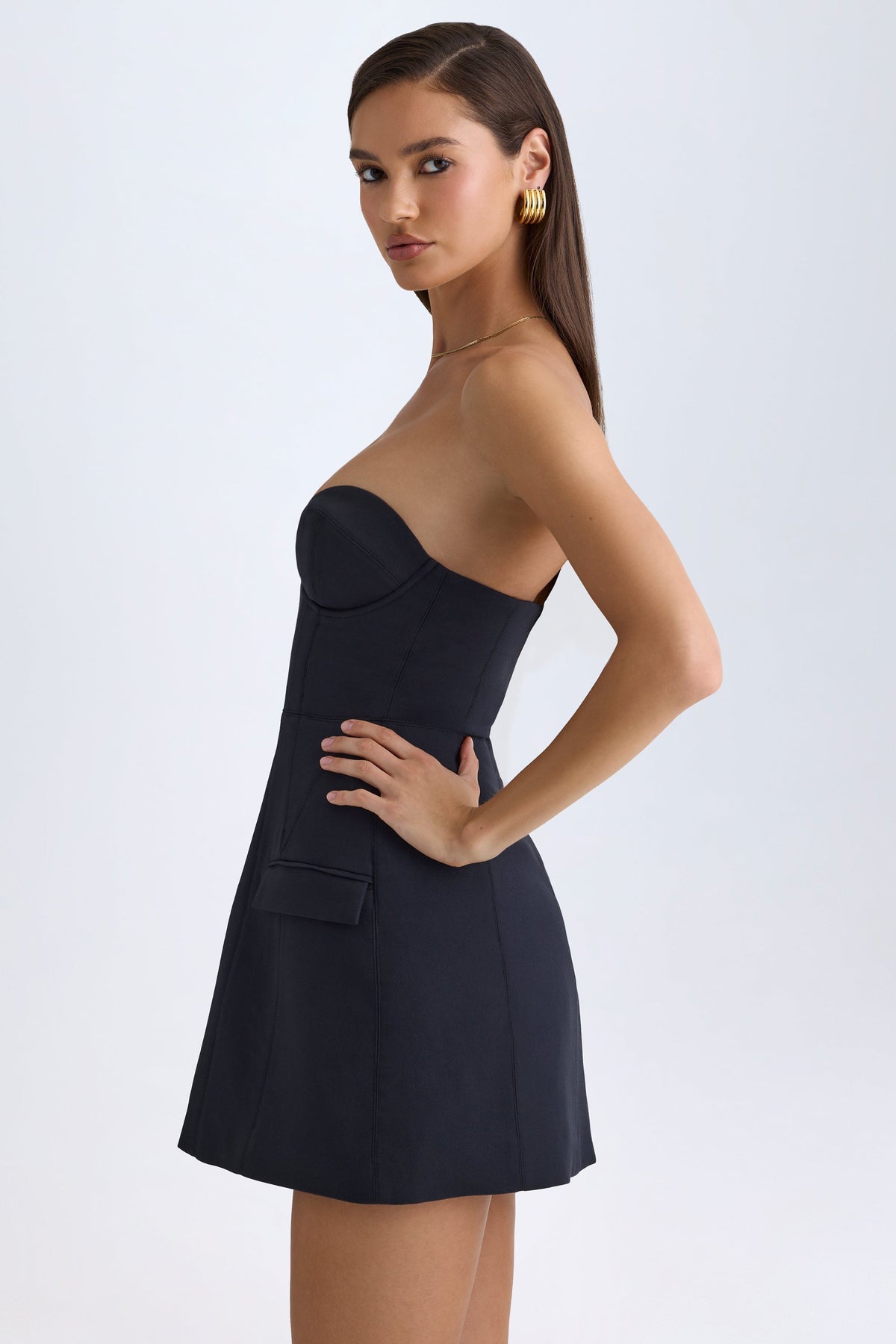⁣⁢Trägerloses strukturiertes Tulpen-Minikleid in Schwarz⁤⁣