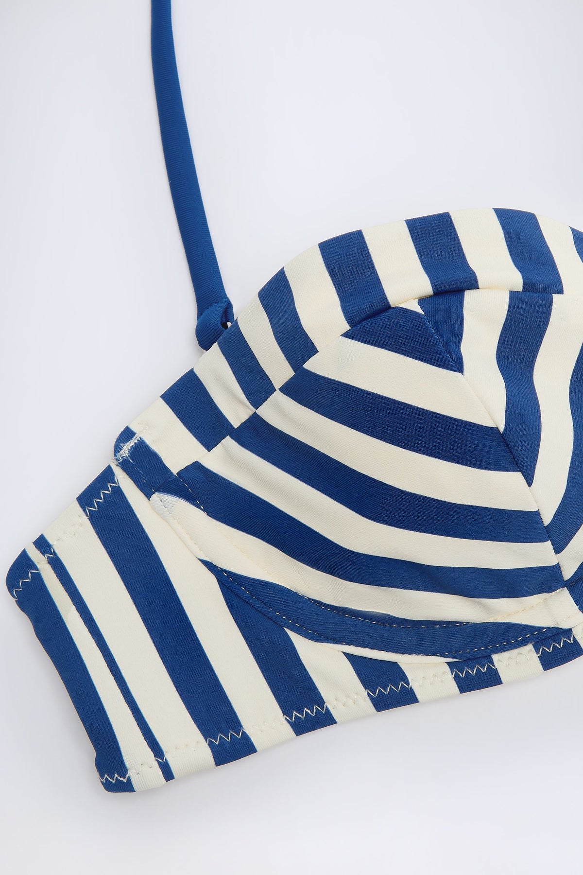 ⁣⁢Bikini-Oberteil mit Bügel und Neckholder im Balconette-Schnitt in Marineblau gestreift⁤⁣