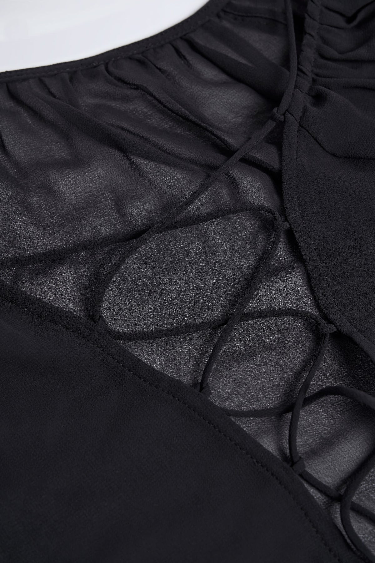⁣⁢Schnür-Minikleid mit Ballonärmeln in Schwarz⁤⁣