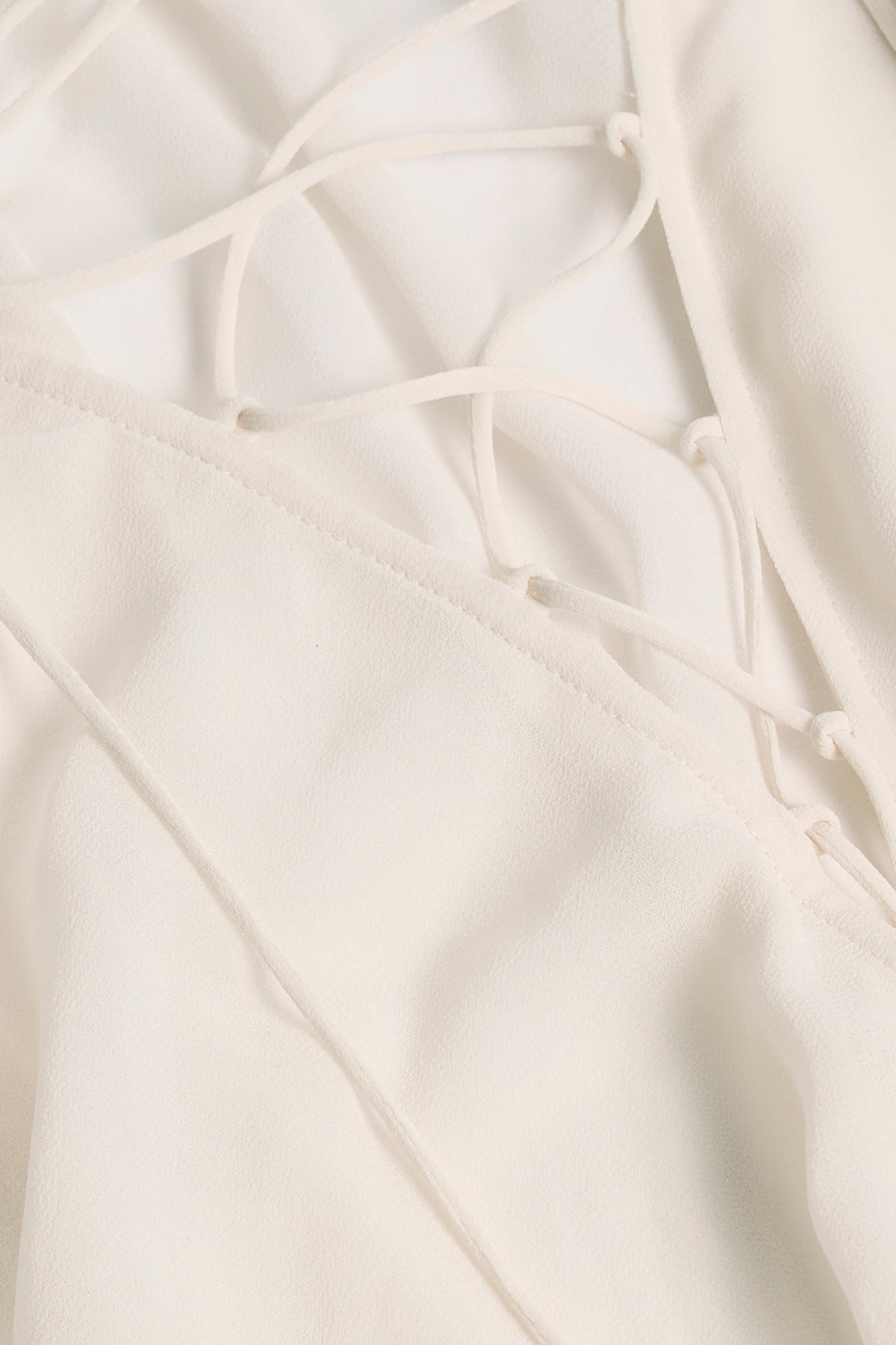 ⁣⁢Schnür-Ballonärmel-Minikleid in Ivory⁤⁣