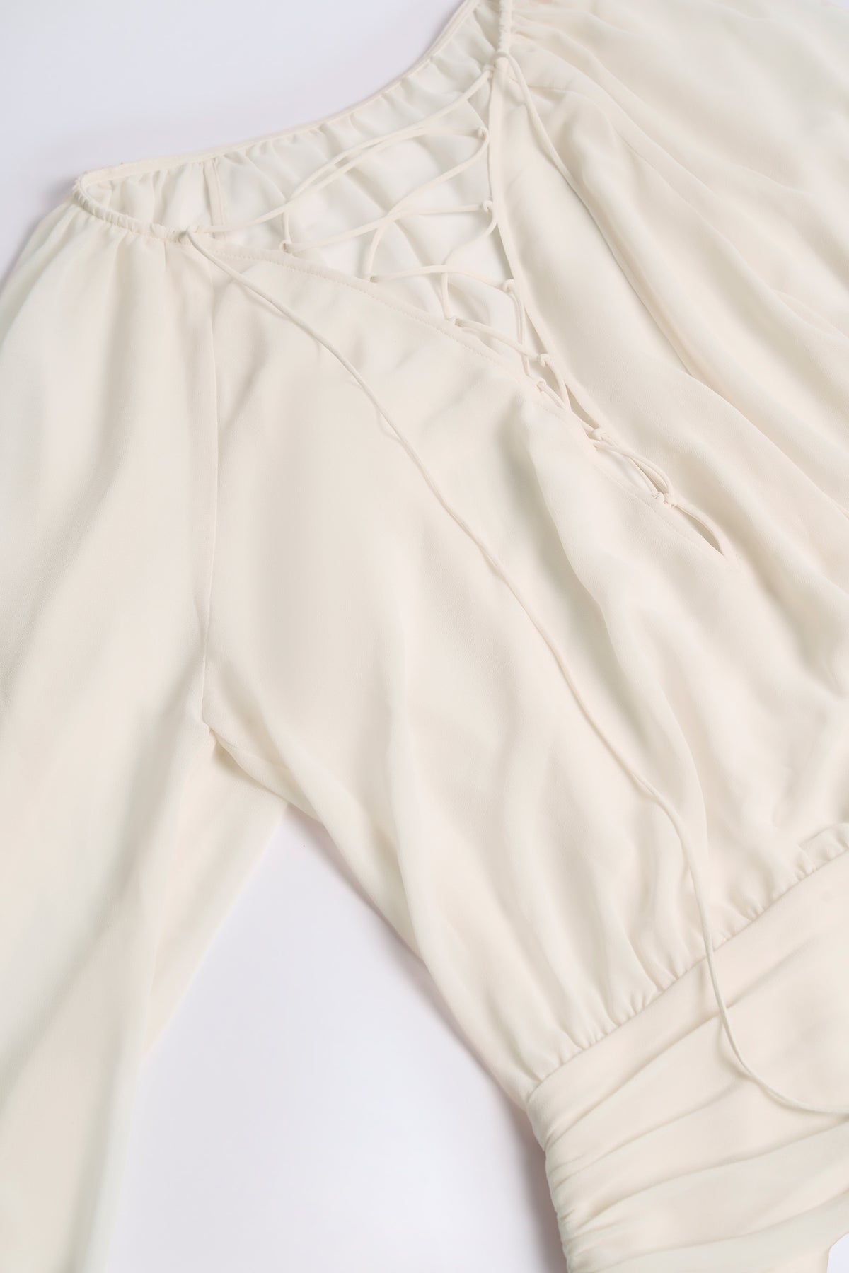 ⁣⁢Schnür-Ballonärmel-Minikleid in Ivory⁤⁣