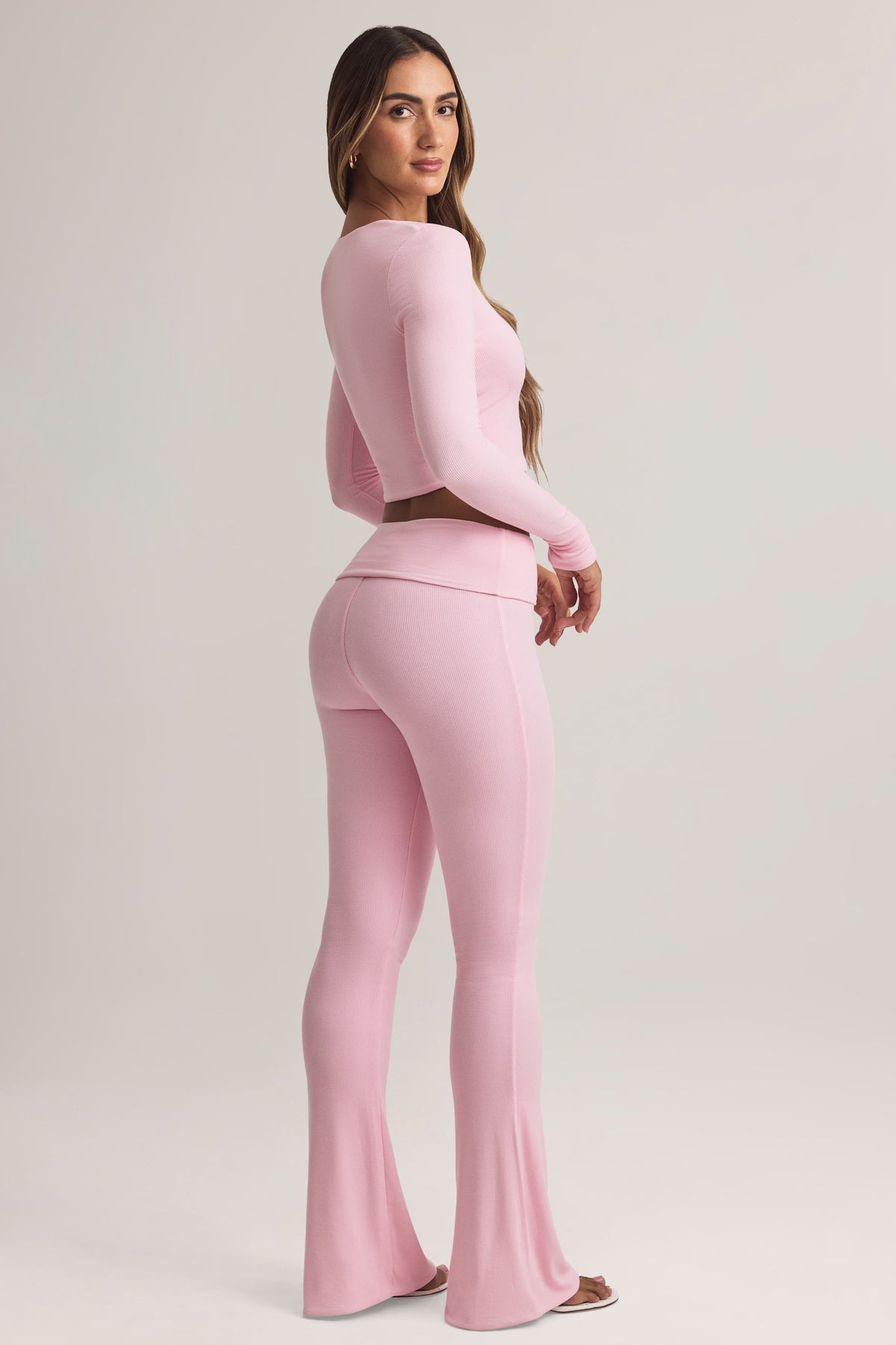 ⁣⁢Mid-Waist-Modal-Schlaghose mit Umschlagbund in Pastellrosa⁤⁣