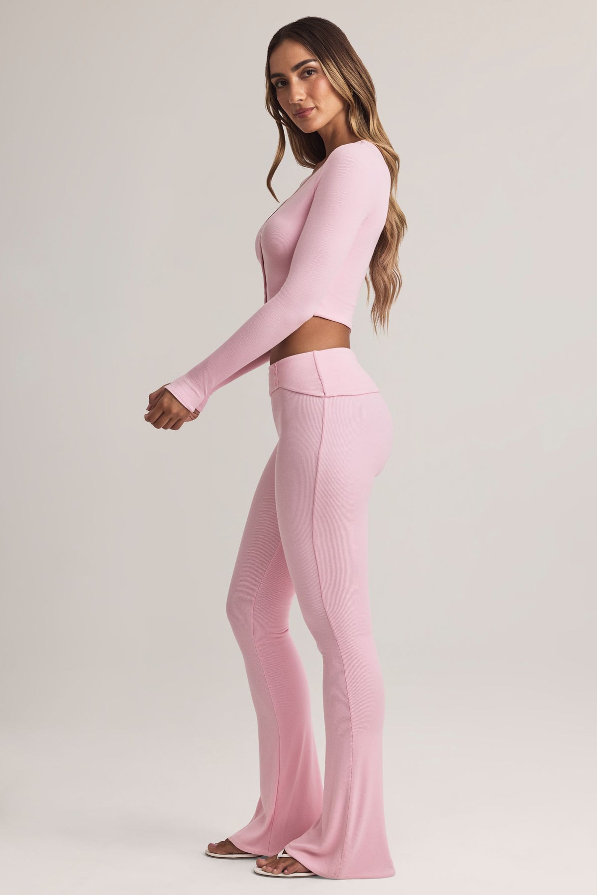 ⁣⁢Mid-Waist-Modal-Schlaghose mit Umschlagbund in Pastellrosa⁤⁣