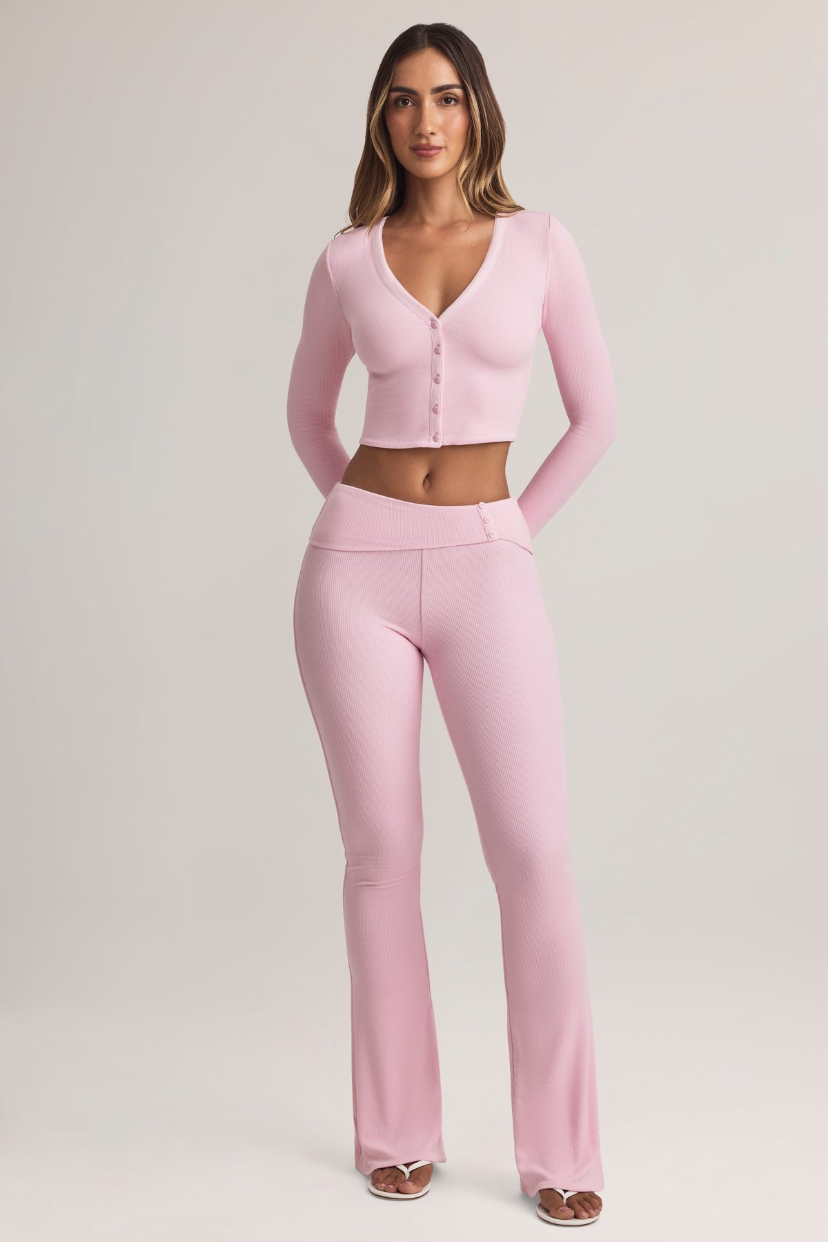 ⁣⁢Mid-Waist-Modal-Schlaghose mit Umschlagbund in Pastellrosa⁤⁣