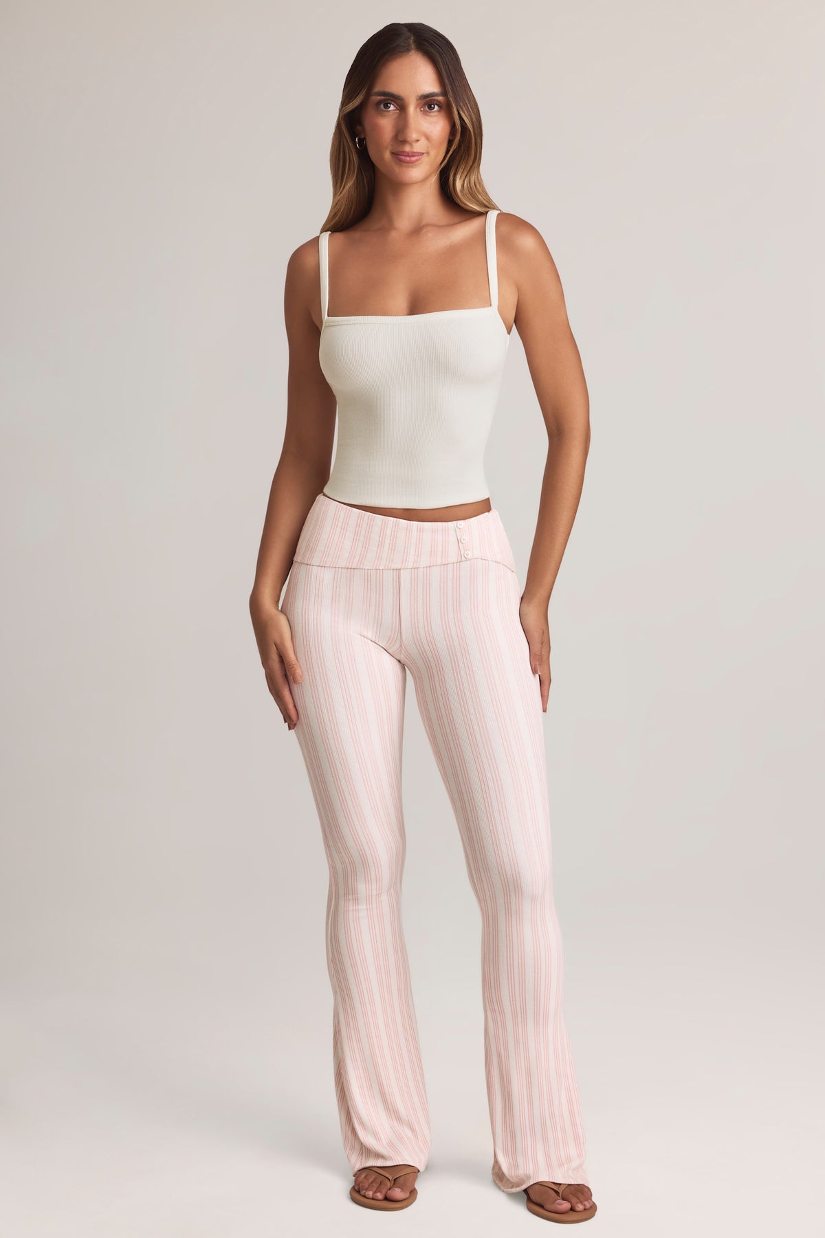 ⁣⁢Modal-Hose mit umgeschlagenem Saum, mittelhoch geschnitten, ausgestellt, rosa gestreift⁤⁣
