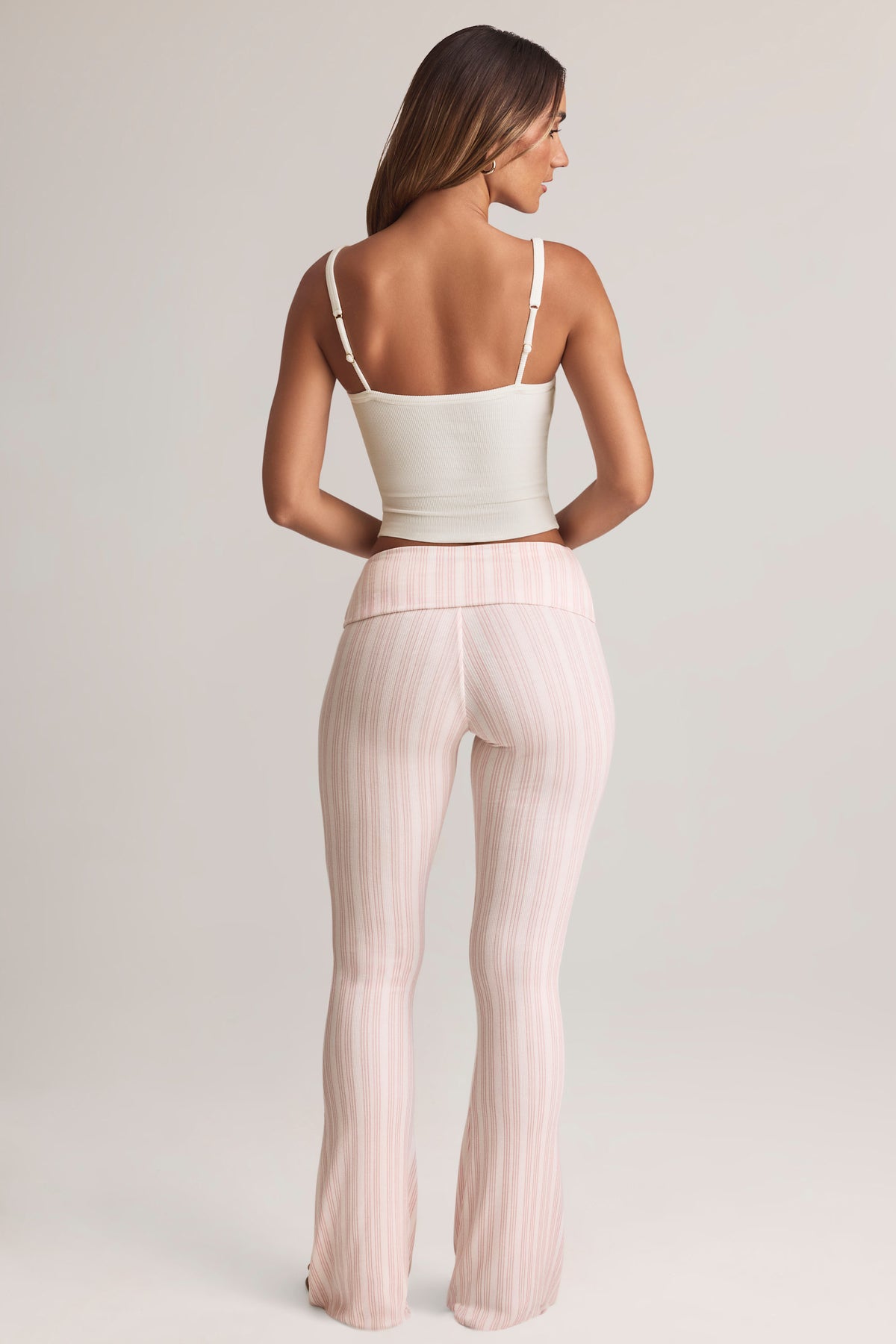 ⁣⁢Modal-Hose mit umgeschlagenem Saum, mittelhoch geschnitten, ausgestellt, rosa gestreift⁤⁣