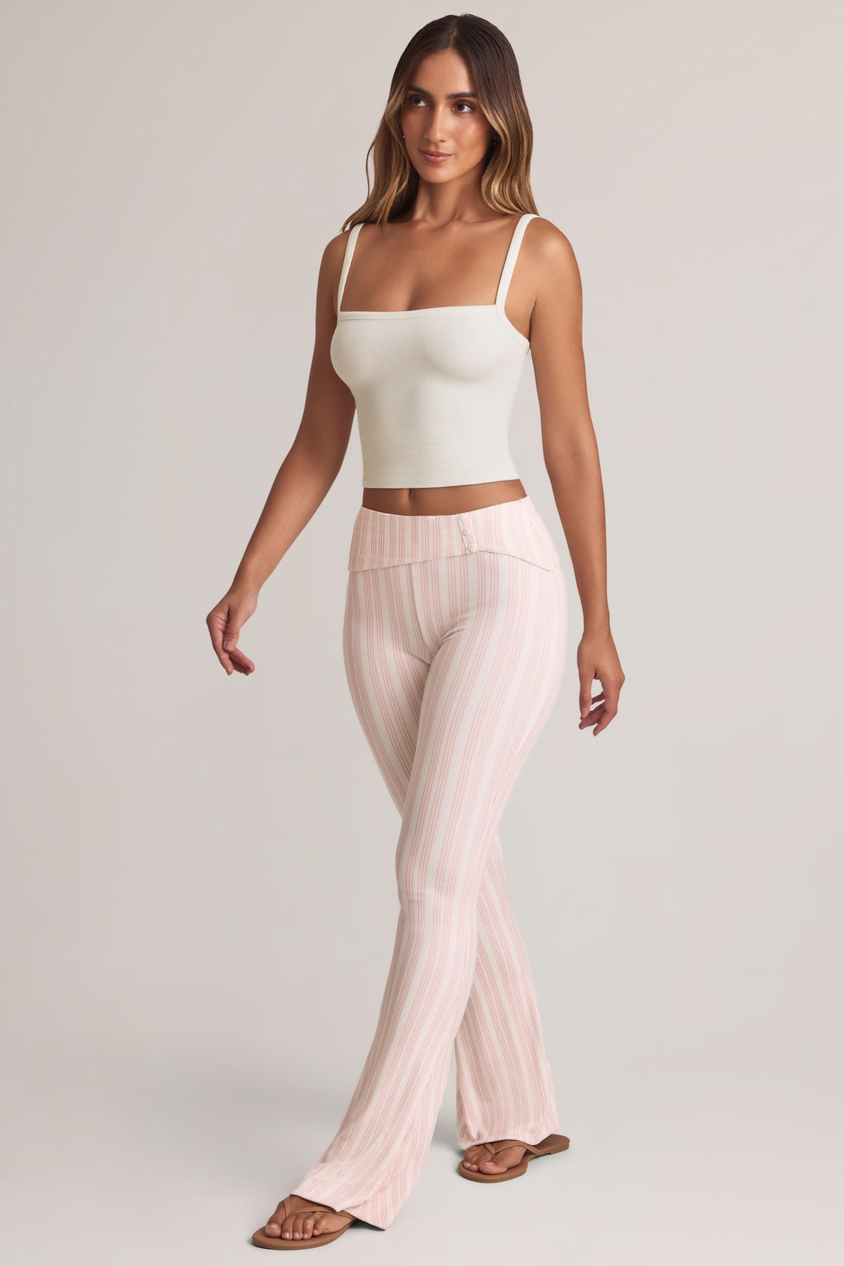 ⁣⁢Modal-Hose mit umgeschlagenem Saum, mittelhoch geschnitten, ausgestellt, rosa gestreift⁤⁣
