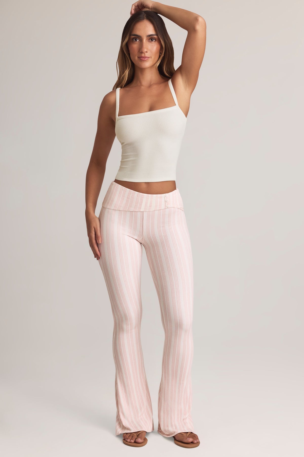 ⁣⁢Modal-Hose mit umgeschlagenem Saum, mittelhoch geschnitten, ausgestellt, rosa gestreift⁤⁣