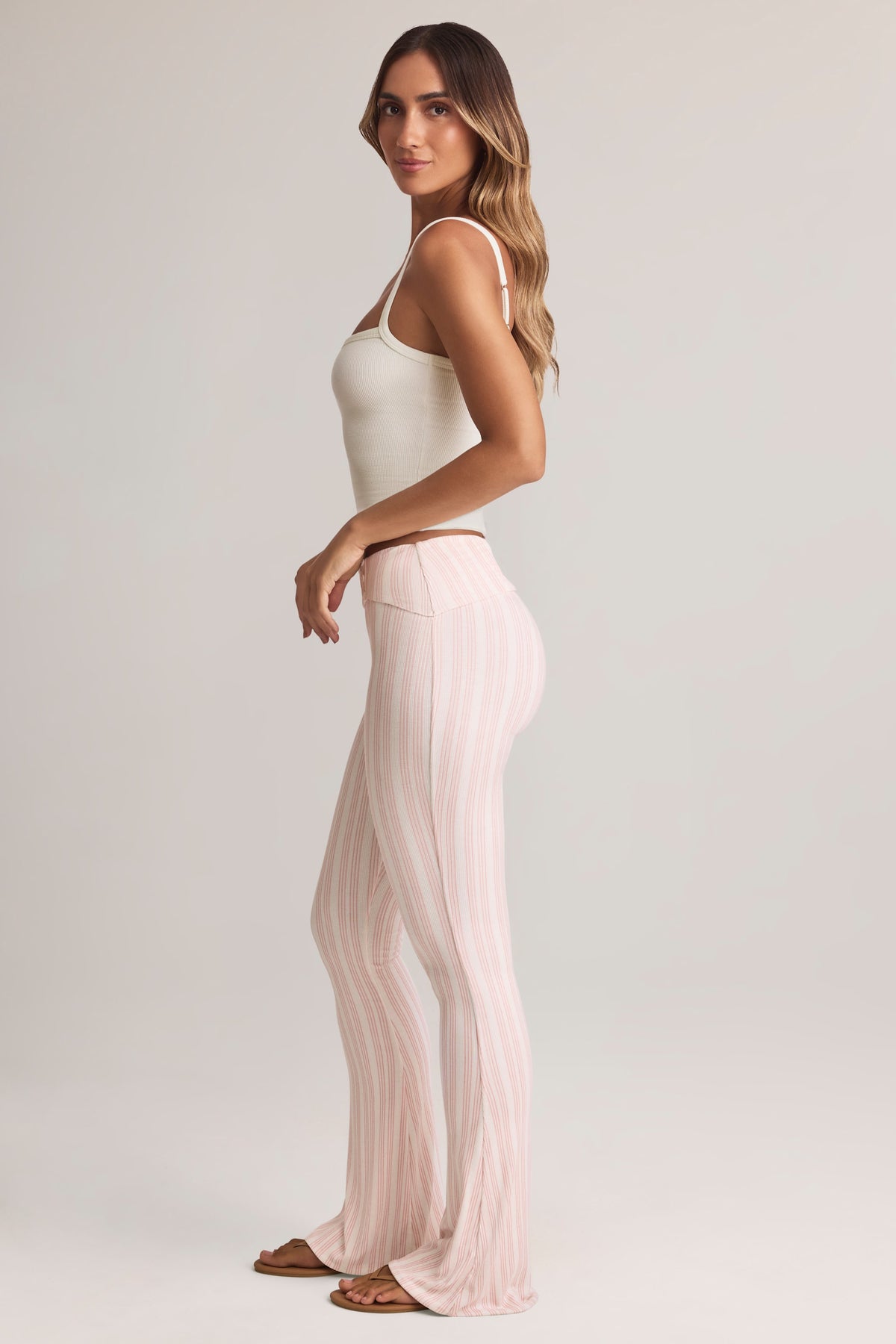 ⁣⁢Modal-Hose mit umgeschlagenem Saum, mittelhoch geschnitten, ausgestellt, rosa gestreift⁤⁣